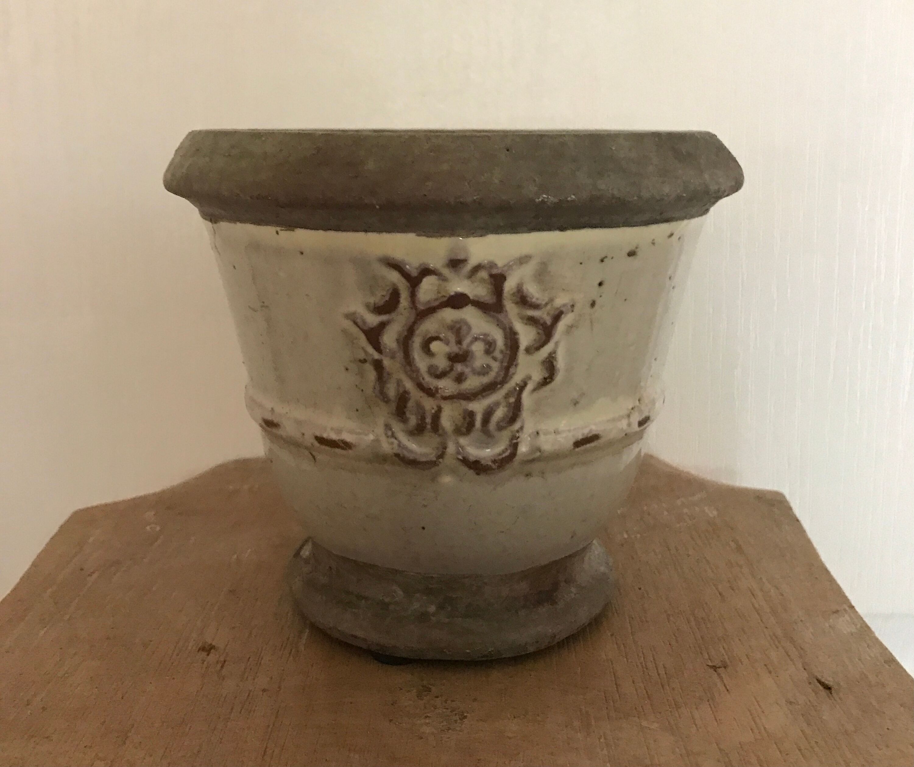 Cache-pot, poterie vintage en grès émaillée céruse à décor de médaillon