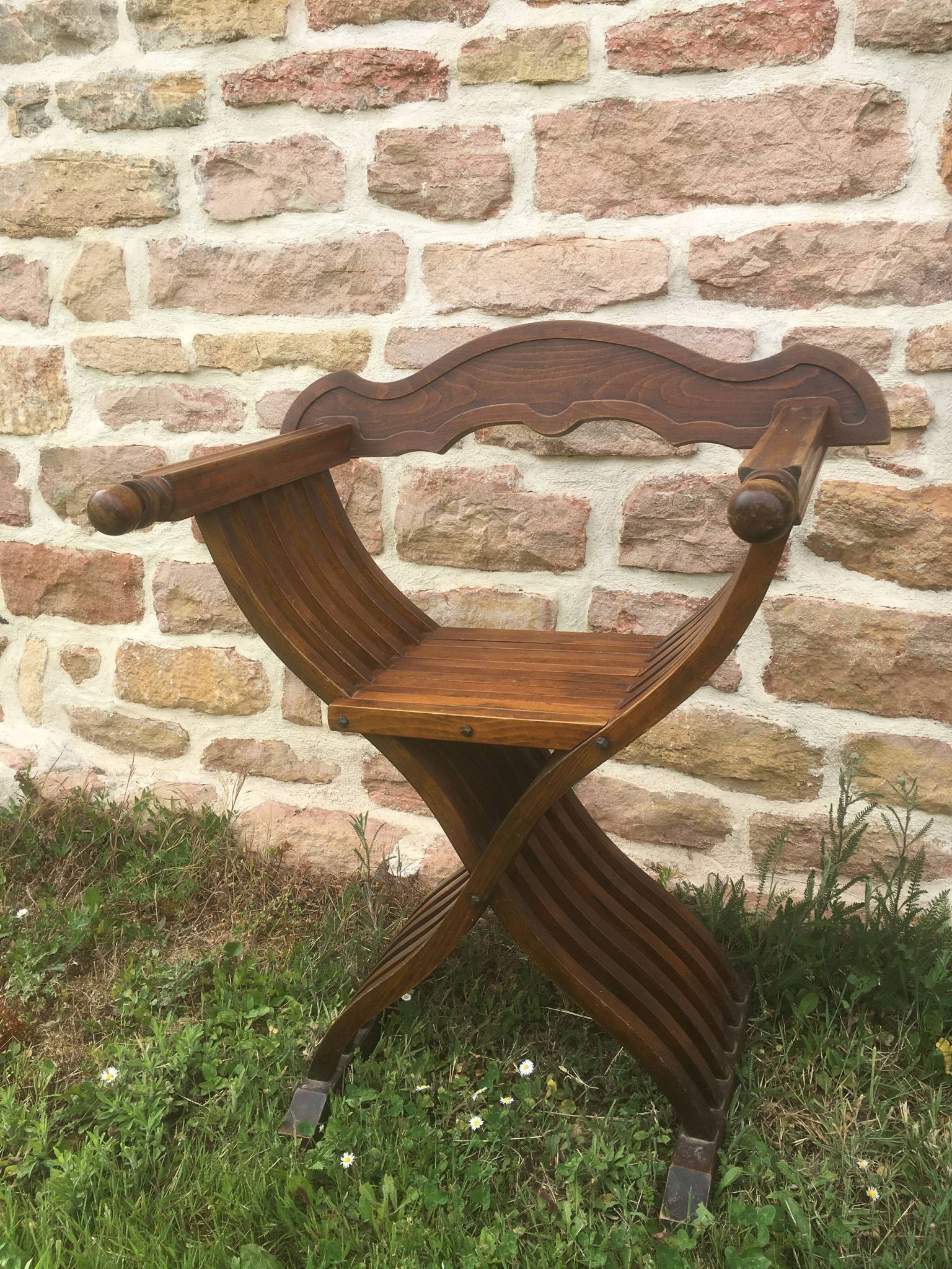 Fauteuil Dagobert ou curule pliant en noyer