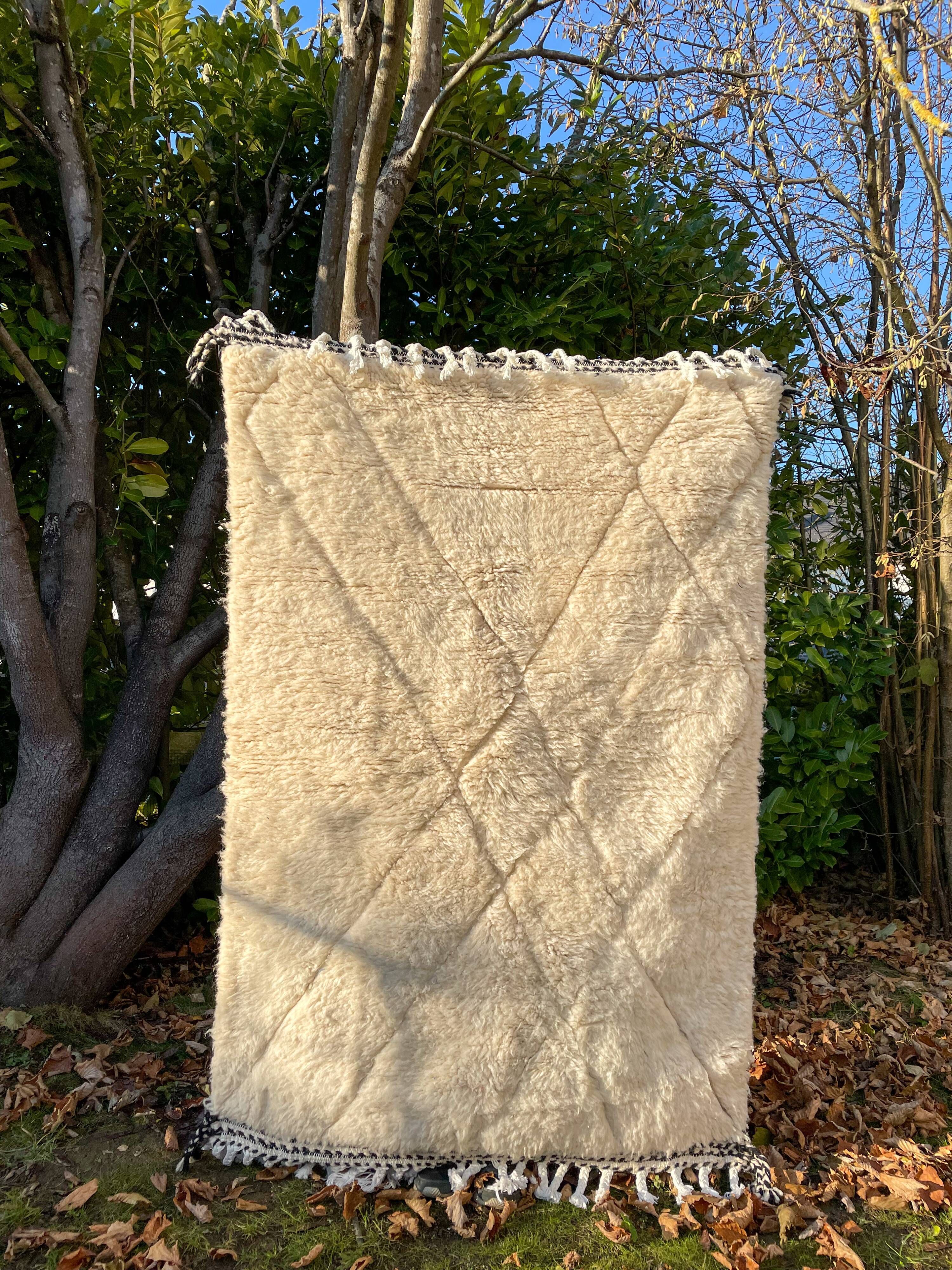 Berber carpet blessed white ouarain patterns with reliefs and black finishes