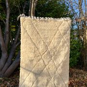 Tapis berbère béni ouarain blanc motifs à reliefs et finitions noires