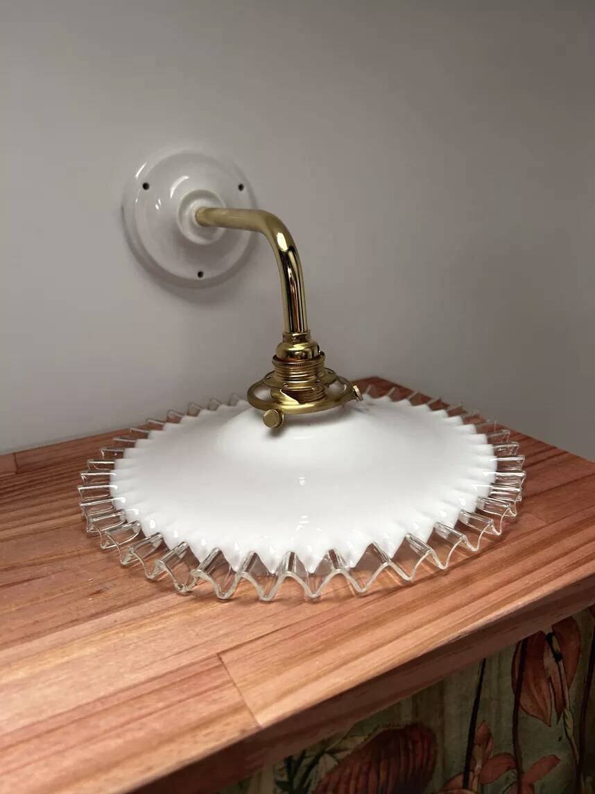 Applique murale vintage en opaline blanche