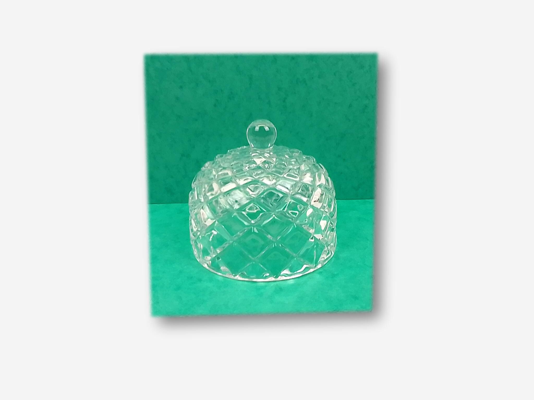 Display under bell in transparent glass patterns in relief