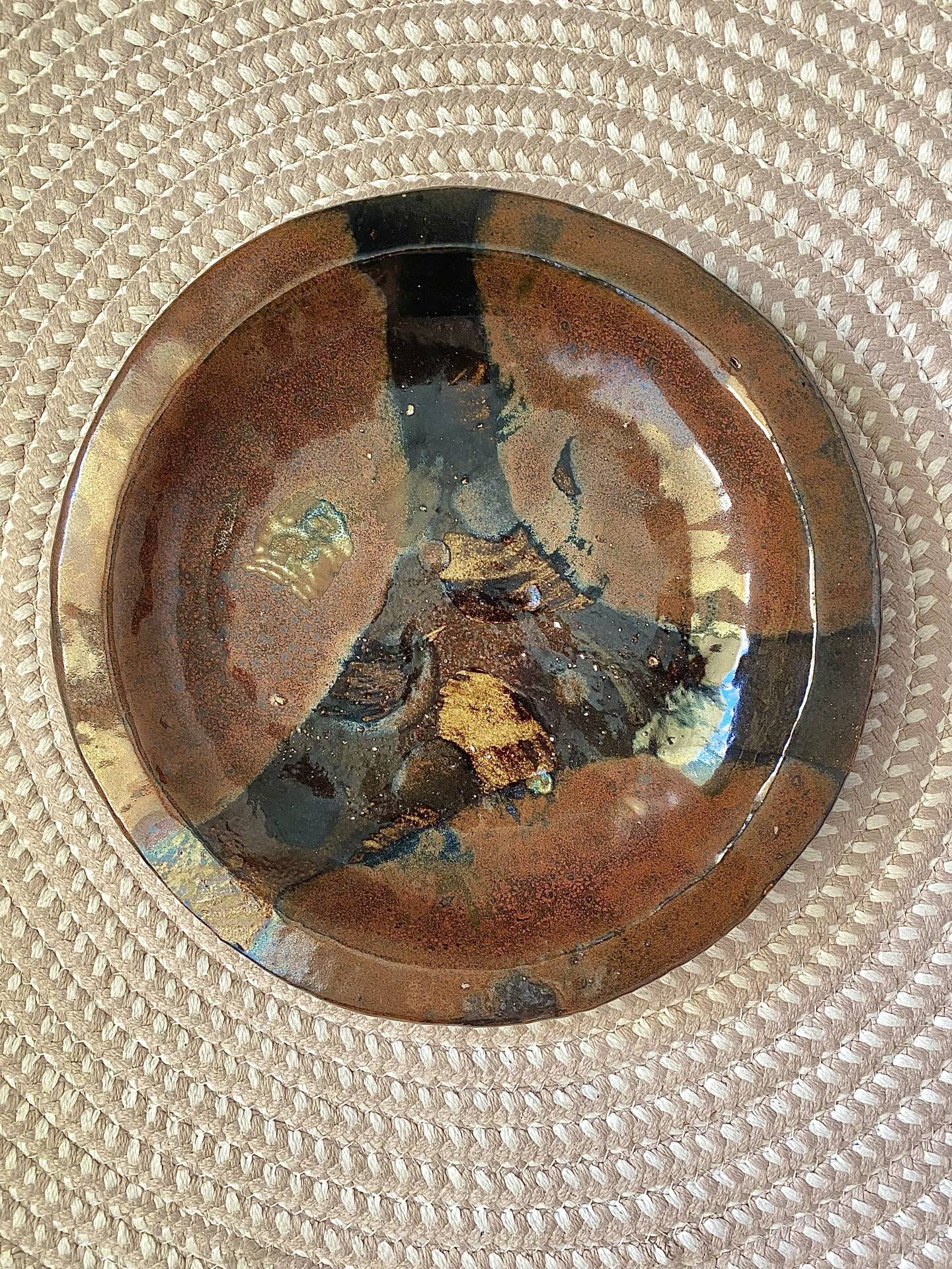 Grande assiette creuse en grès émaillé signée