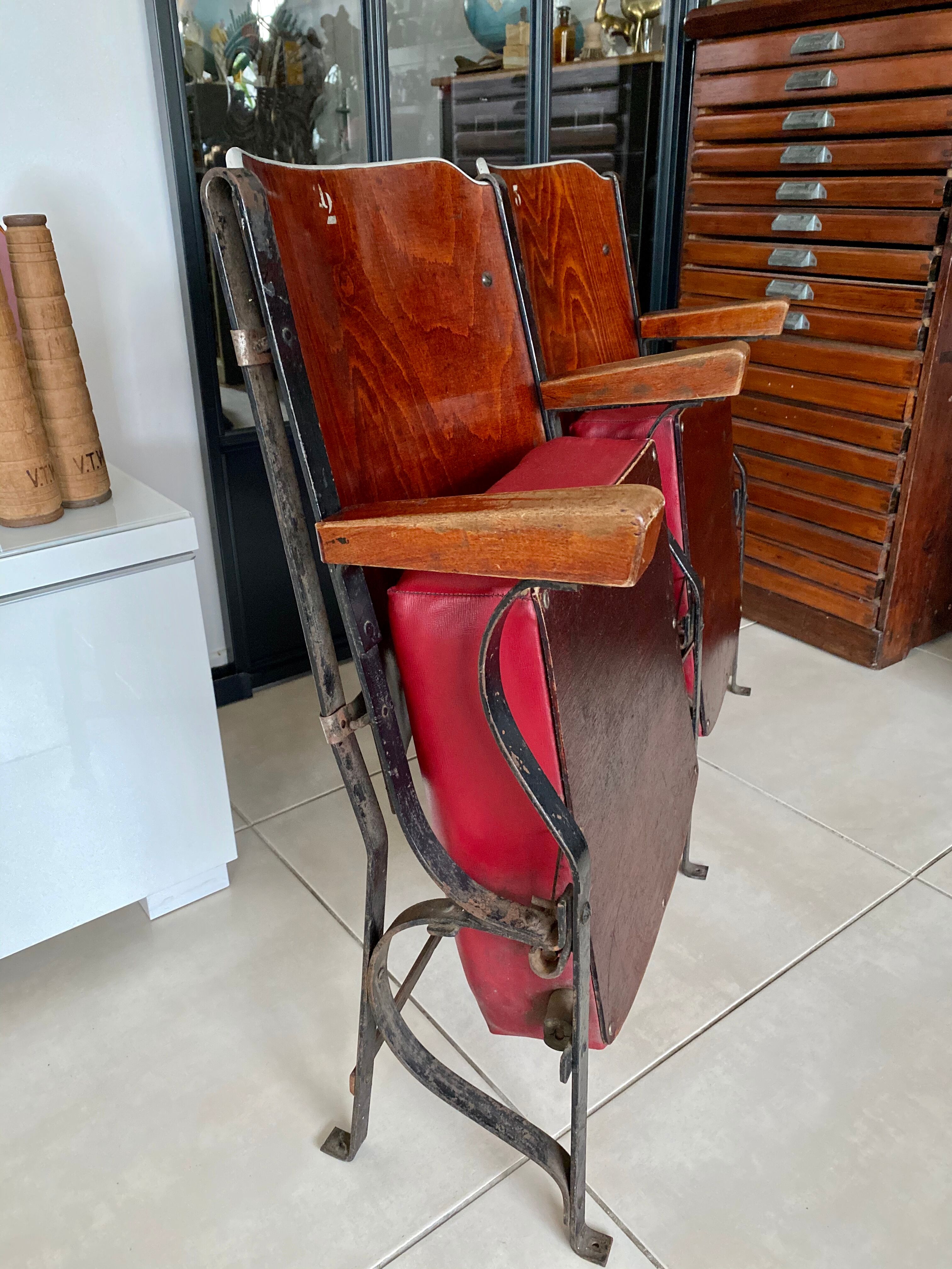 Paire de fauteuils de cinéma vintage