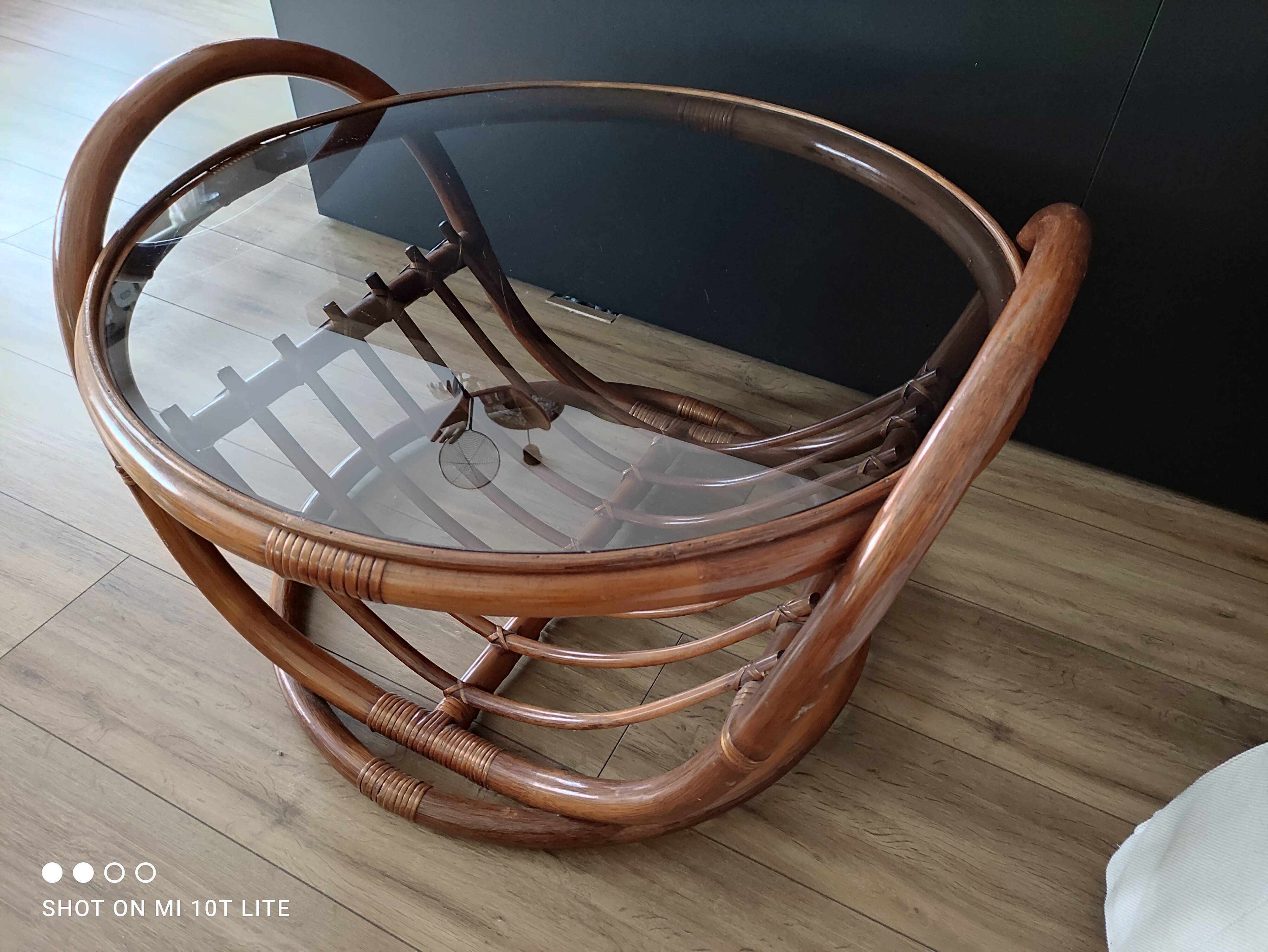 Grande table basse ronde vintage en rotin et verre fumé