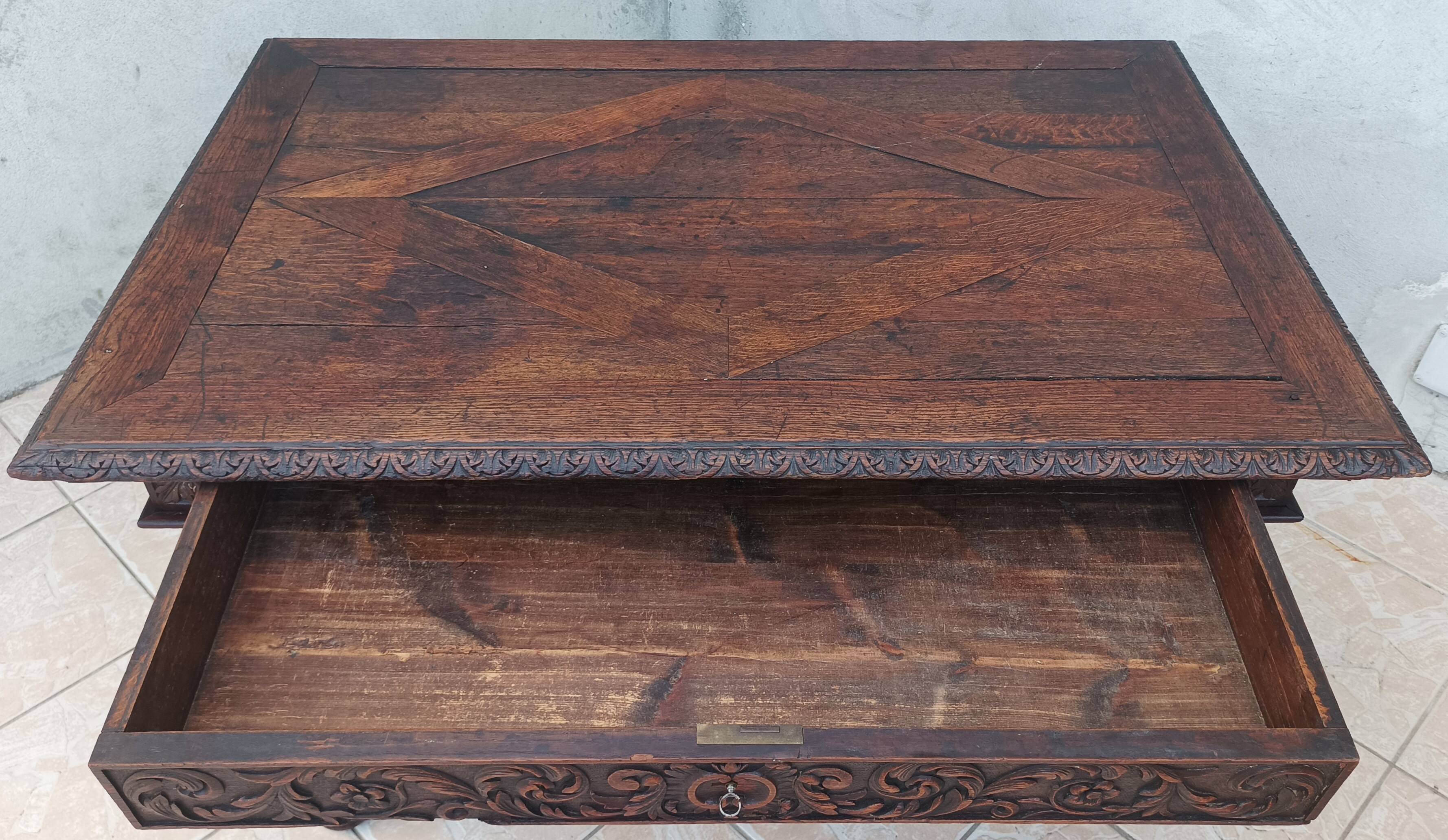 Bureau Louis XIII en chêne 19ème