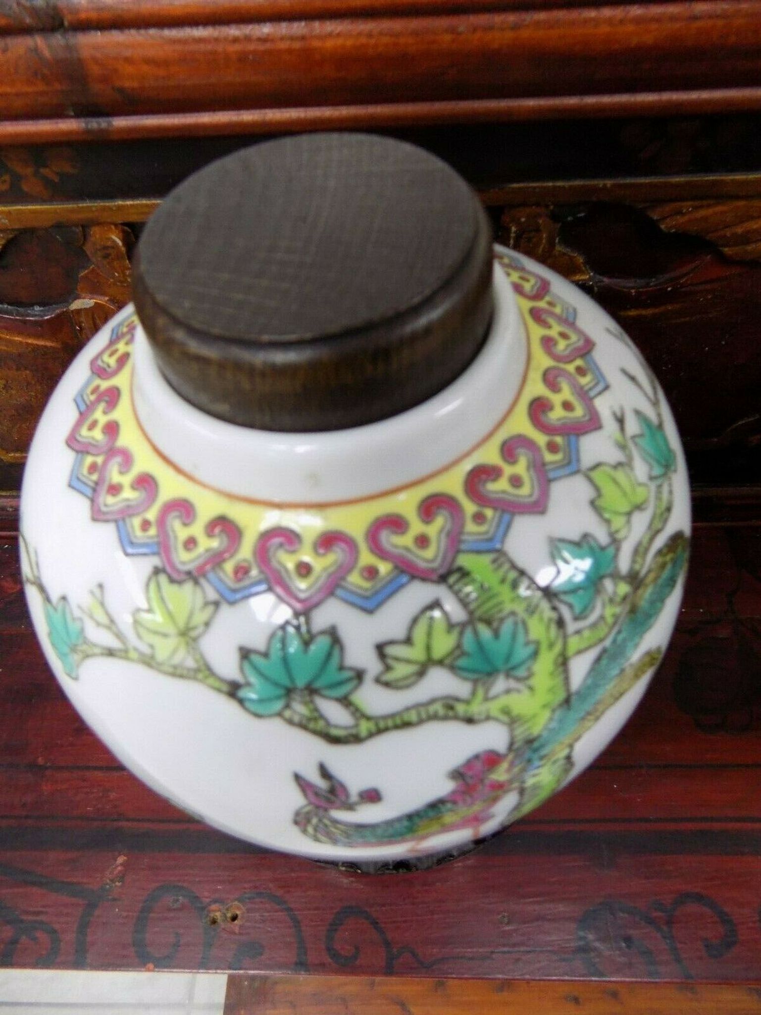 China porcelain lot 3 pots lid and wooden supports