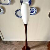 Lampadaire en bois foncé et opaline blanche