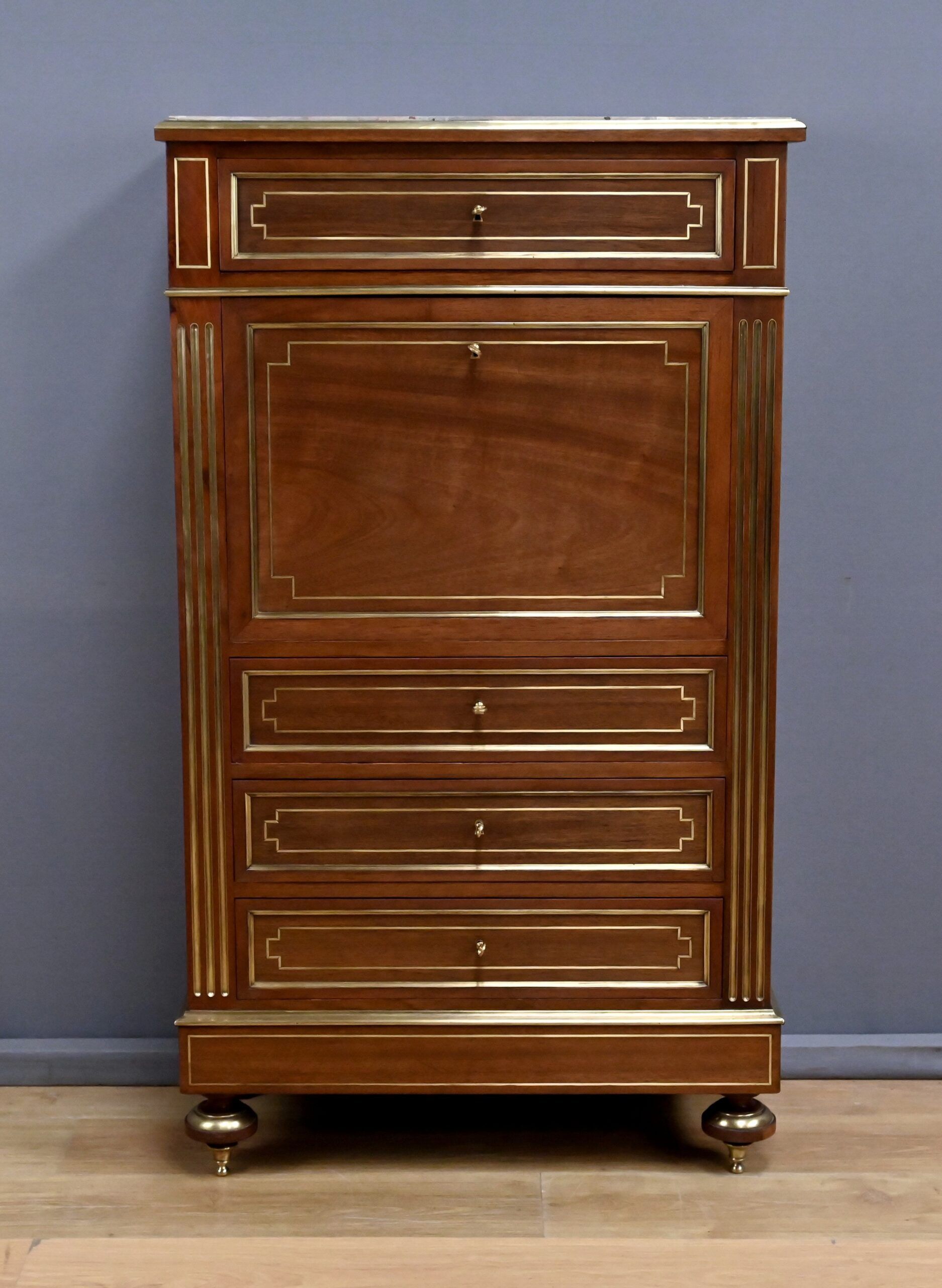 Secrétaire en acajou, style Louis XVI, époque Napoléon III – 2ème partie XIXe
