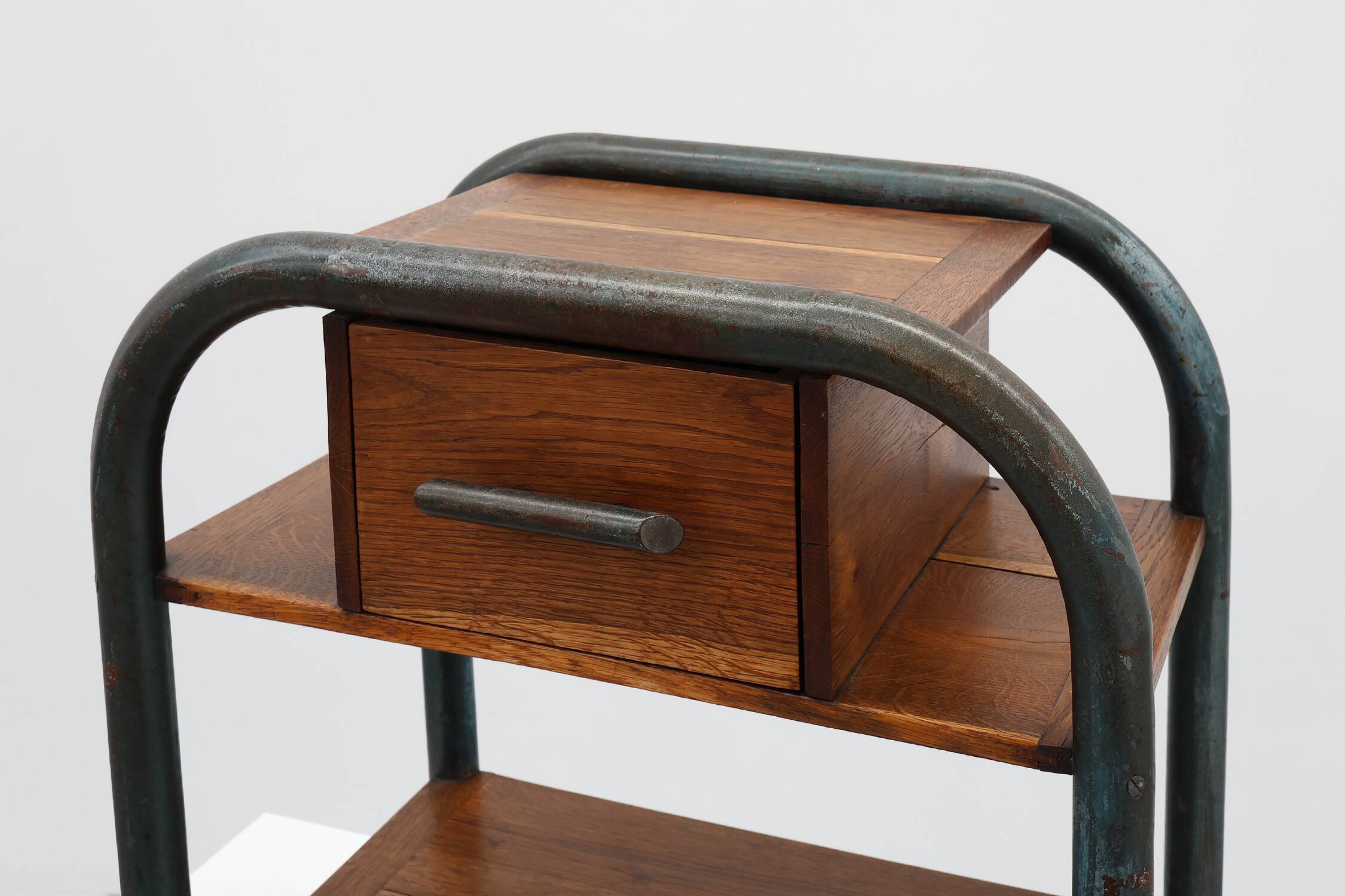 Table d'appoint ou table de chevet industrielle, Belgique vers 1910