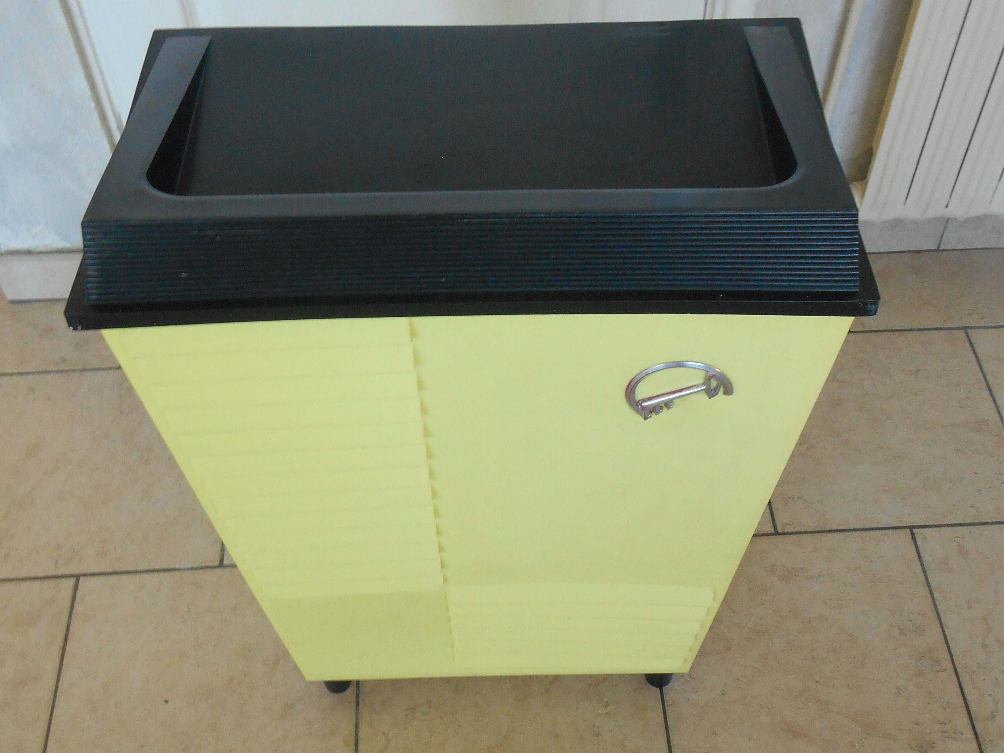 Vintage laundry basket in yellow and black plastic