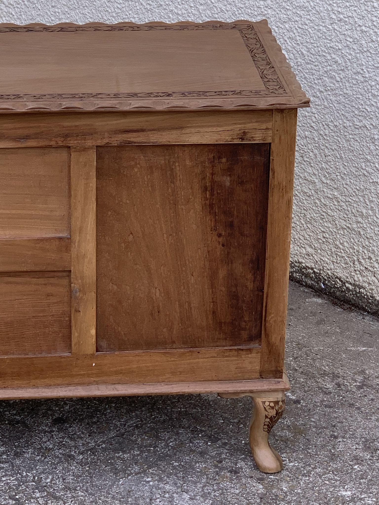Commode vintage basse Padouk Massif sculpté 1950