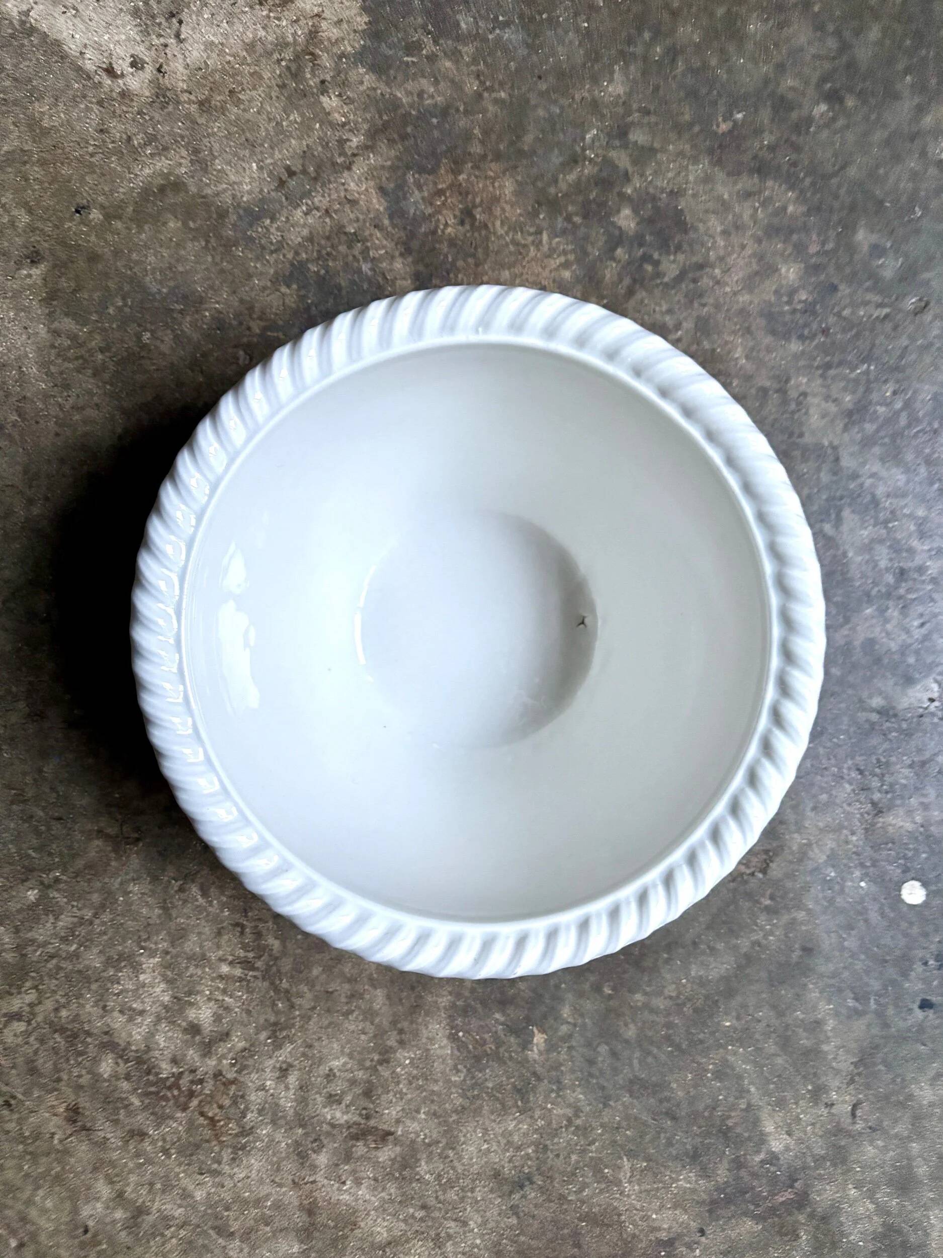 Saladier en faïence blanche