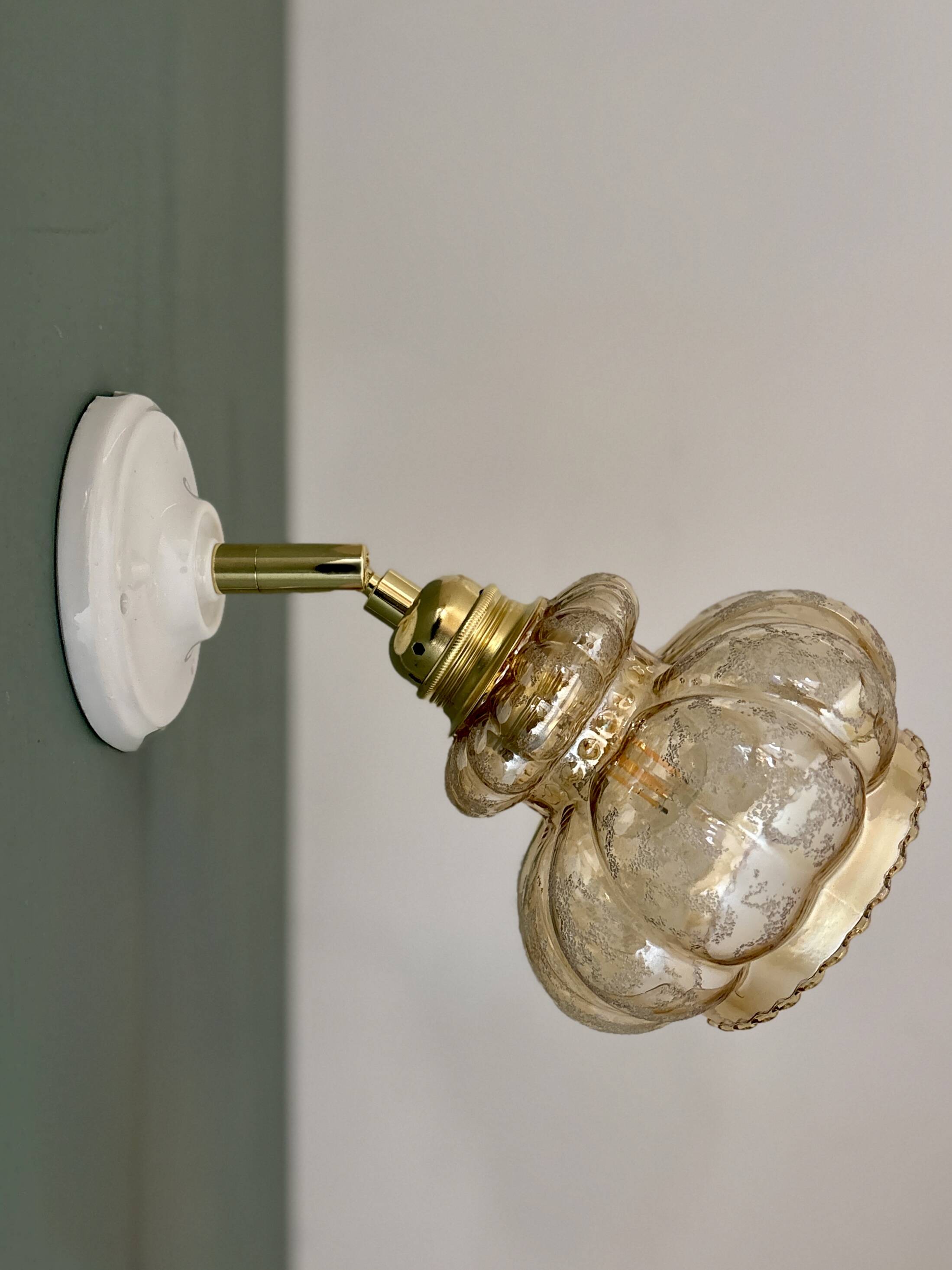 Applique tulipe vintage en verre ambré granité
