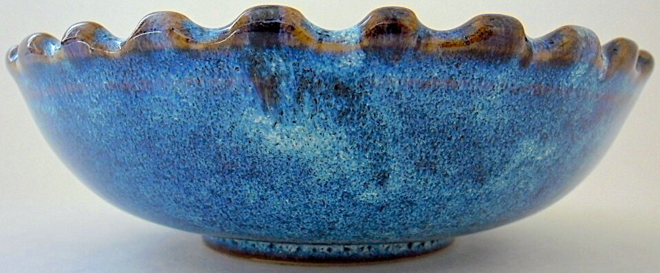 Cut or pocket in polychrome varnished sandstone with a blue and floral decoration