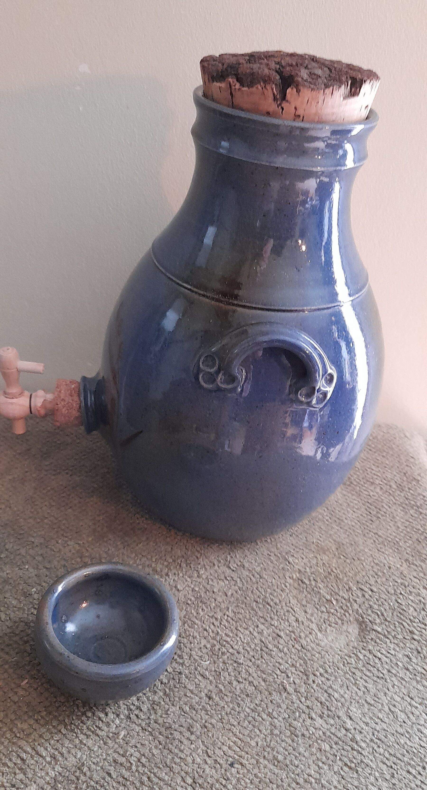 Vinegar in enamelled sandstone signed