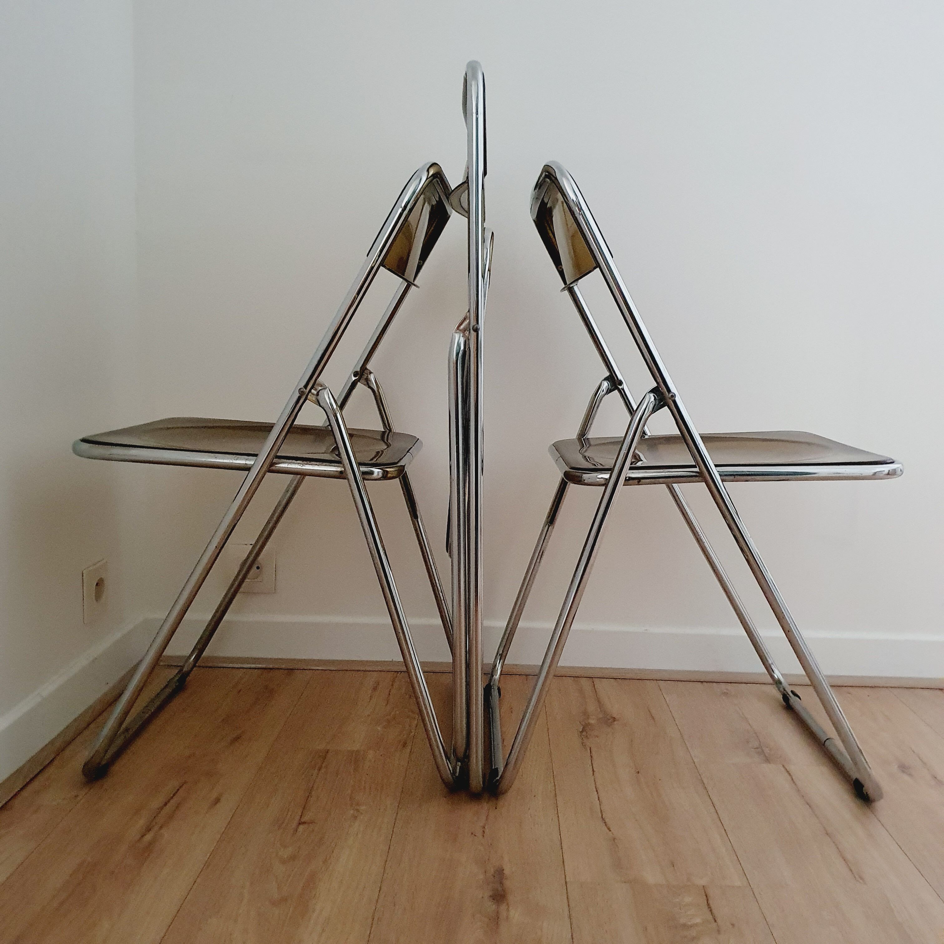 Trio de chaises pliantes en plexiglas