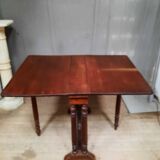 Drop-leaf table called get leg