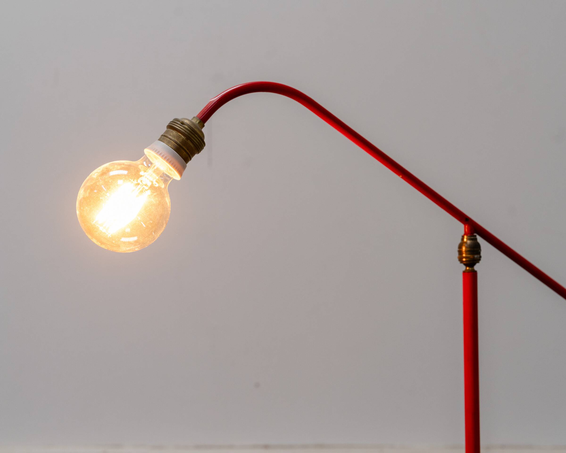 Lampe vintage tripode rouge, axe sur rotule 1950