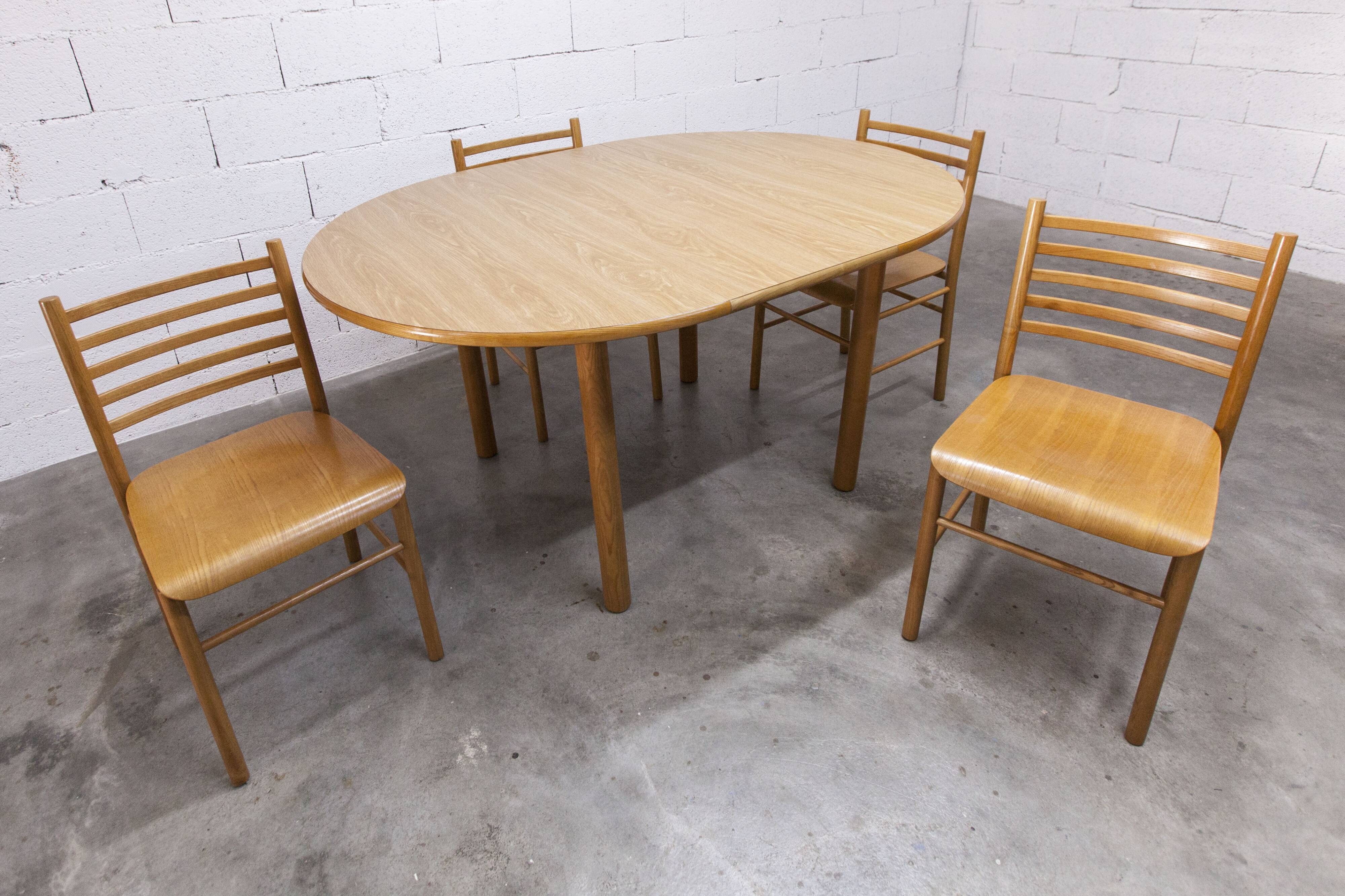 Danish ensemble transformable table 114 cm / 154 + 4 modernist chairs from the 1970s.