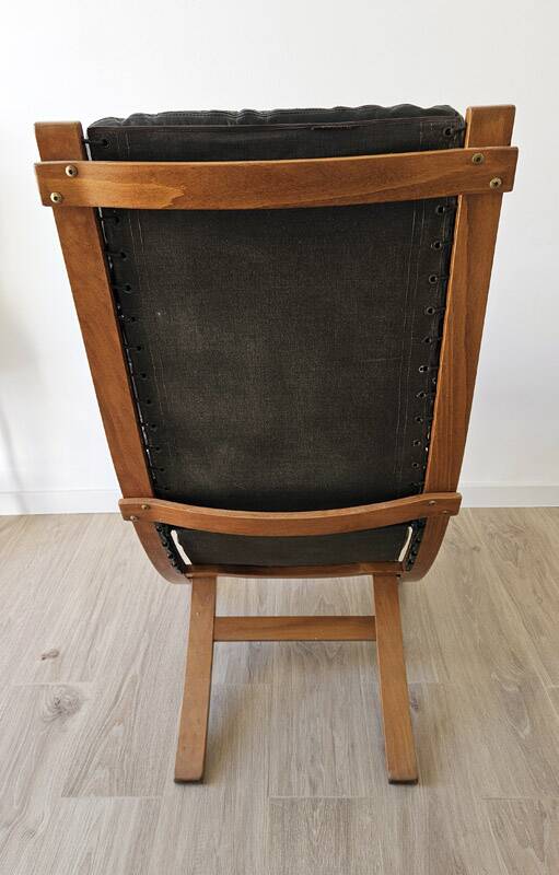 Scandinavian armchair in wood and leather.