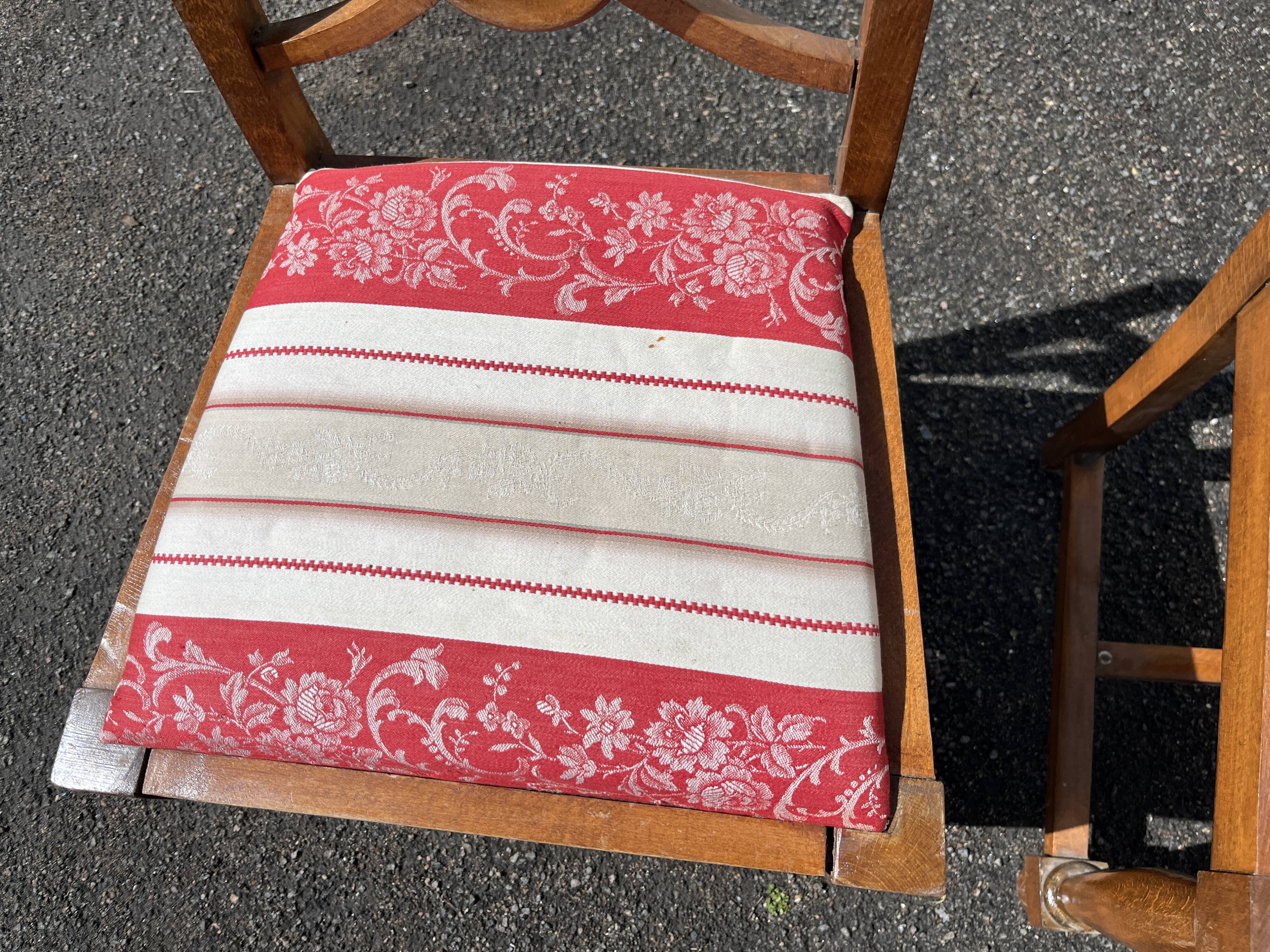 Paire de chaises anciennes bois noyer rosace coussin rayé rouge