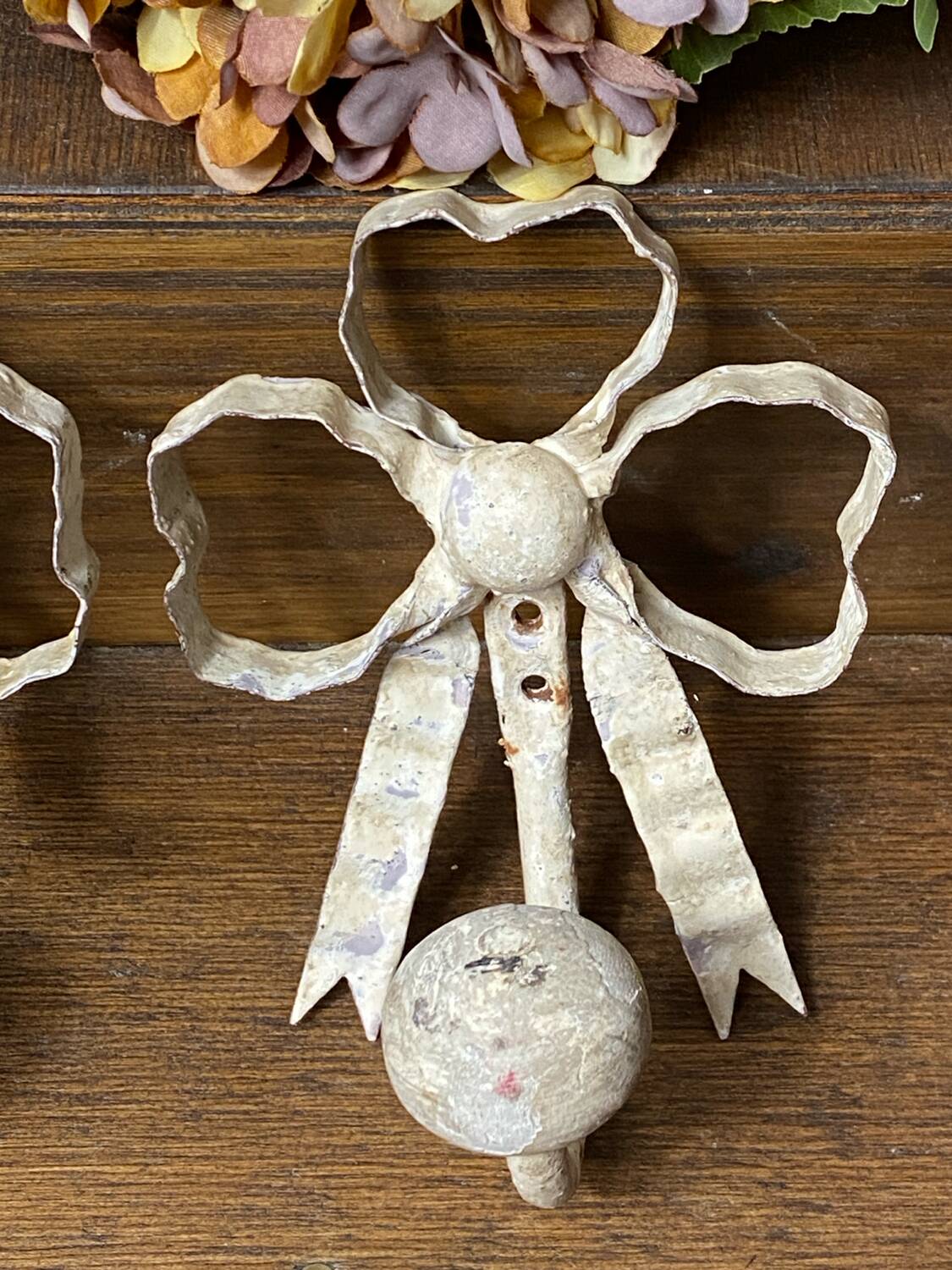 Metal and wood bow and ribbon hooks