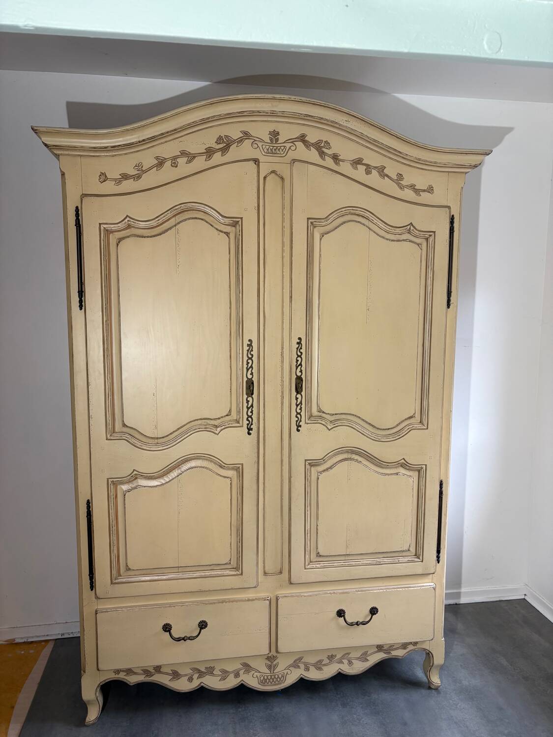 Provençal-style wardrobe