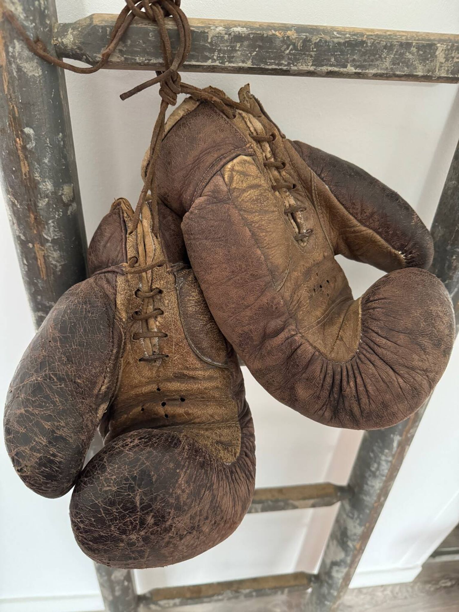 Ancienne paire de gants de boxe en cuir