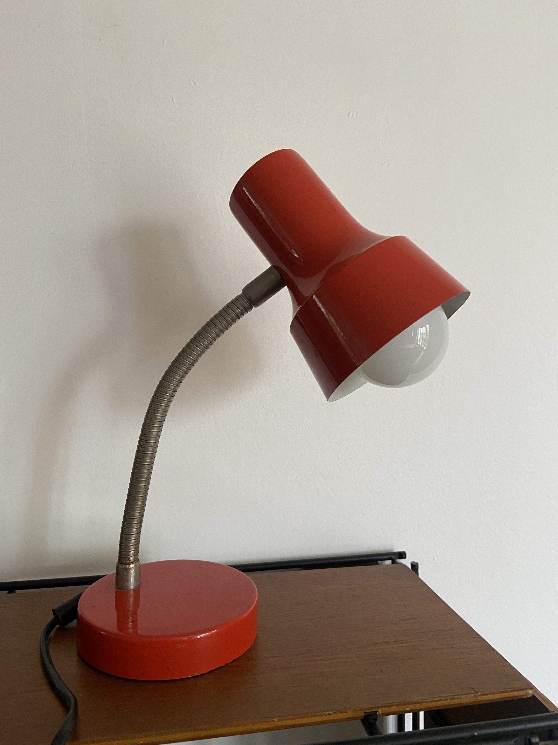 Articulated desk lamp in red metal 80's