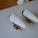 Paire de lampes en applique murale 1960 opaline et laiton