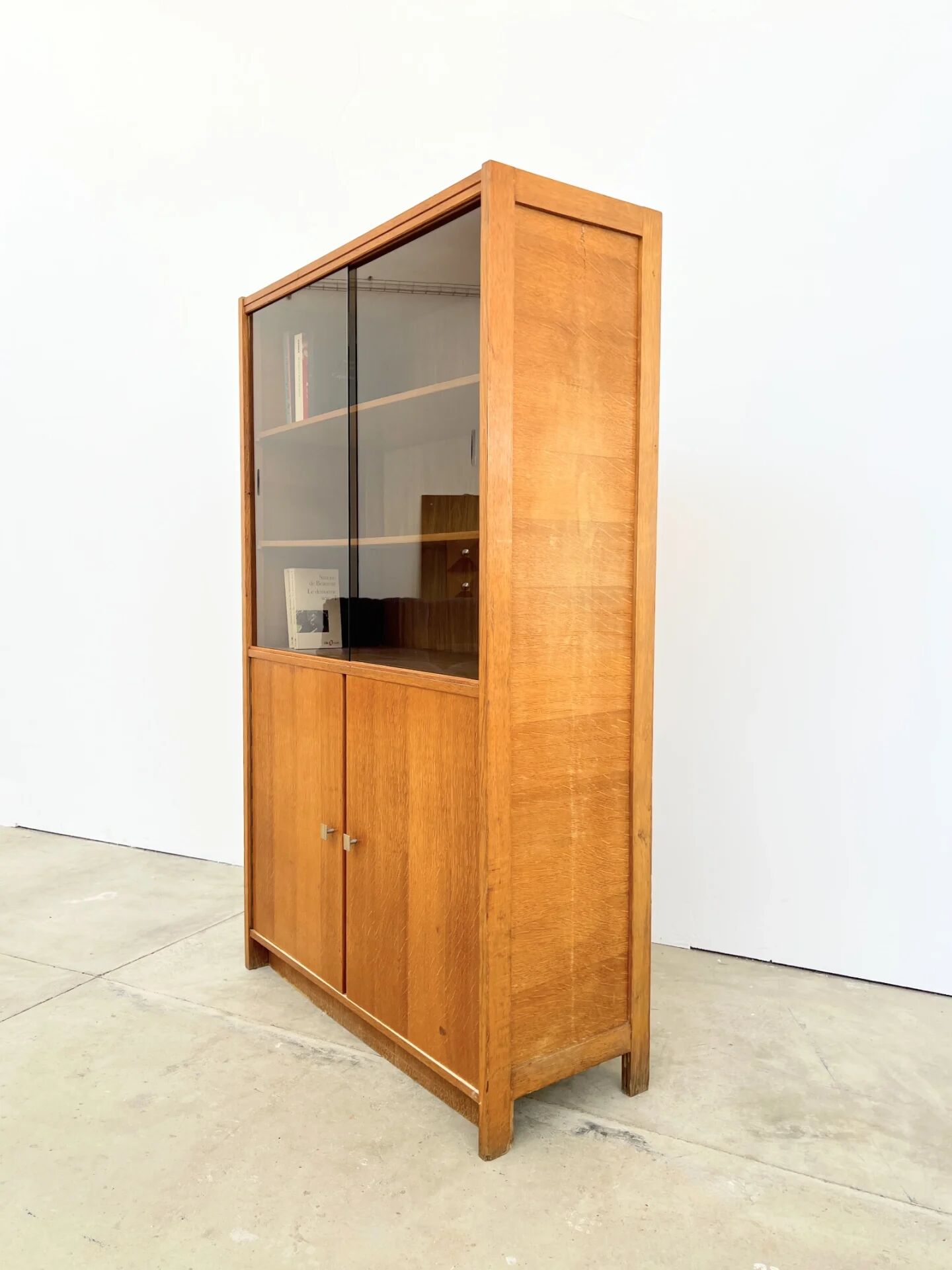 Bibliothèque-vitrine à portes coulissantes, chêne et verre fumé, années 60