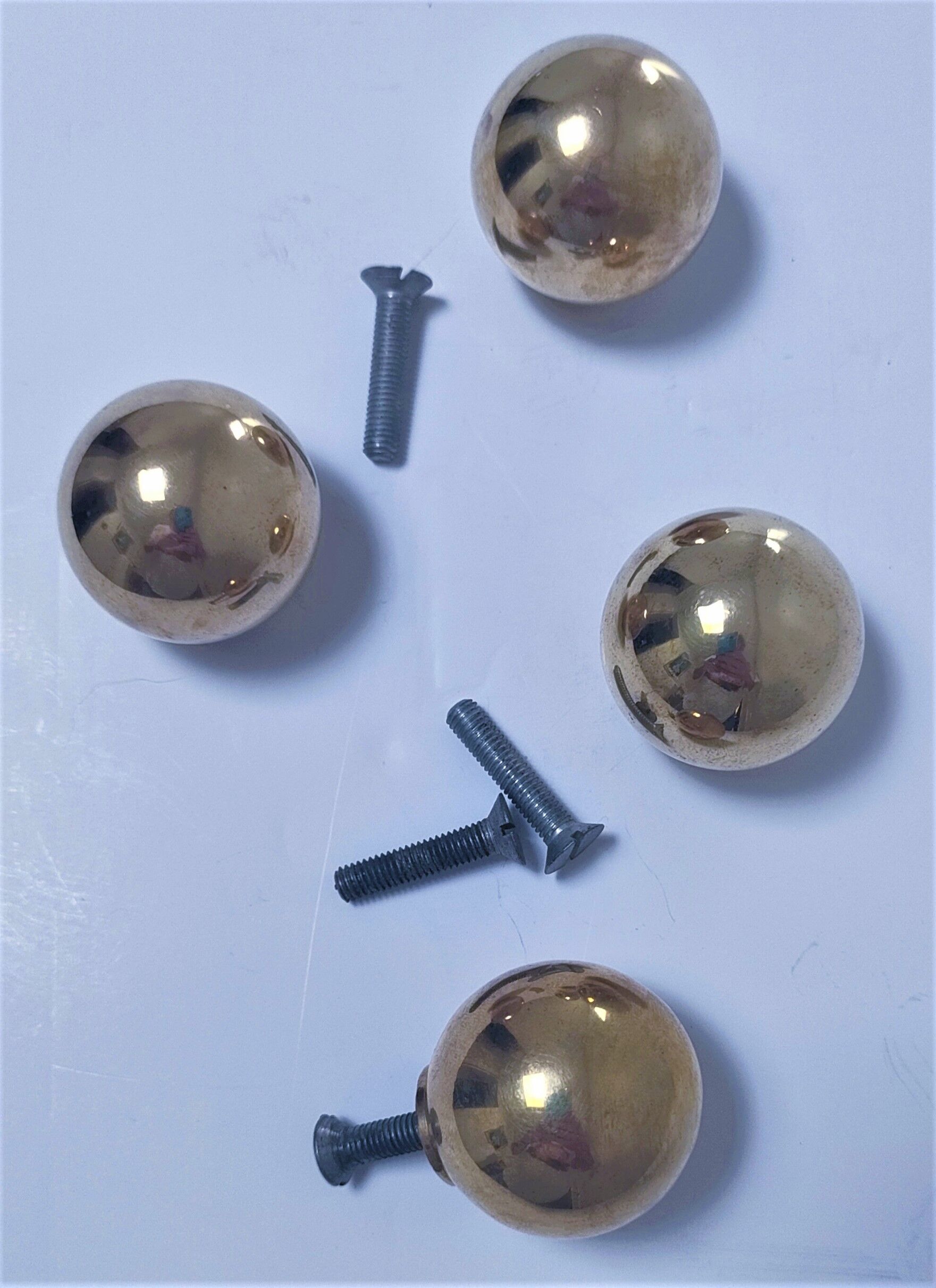 Quatre poignées boules laiton massif années 70