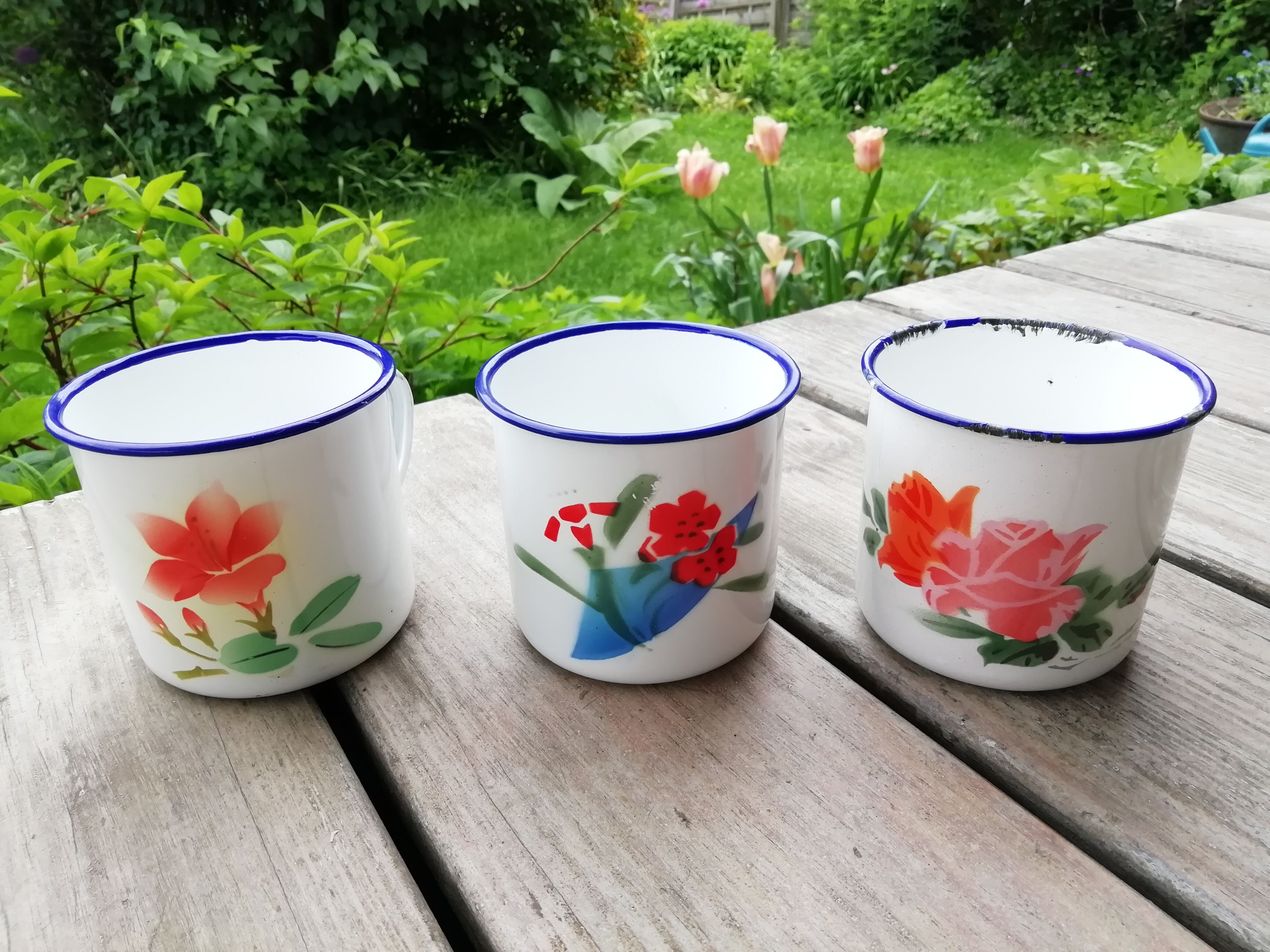 Set of cups and enamelled plate