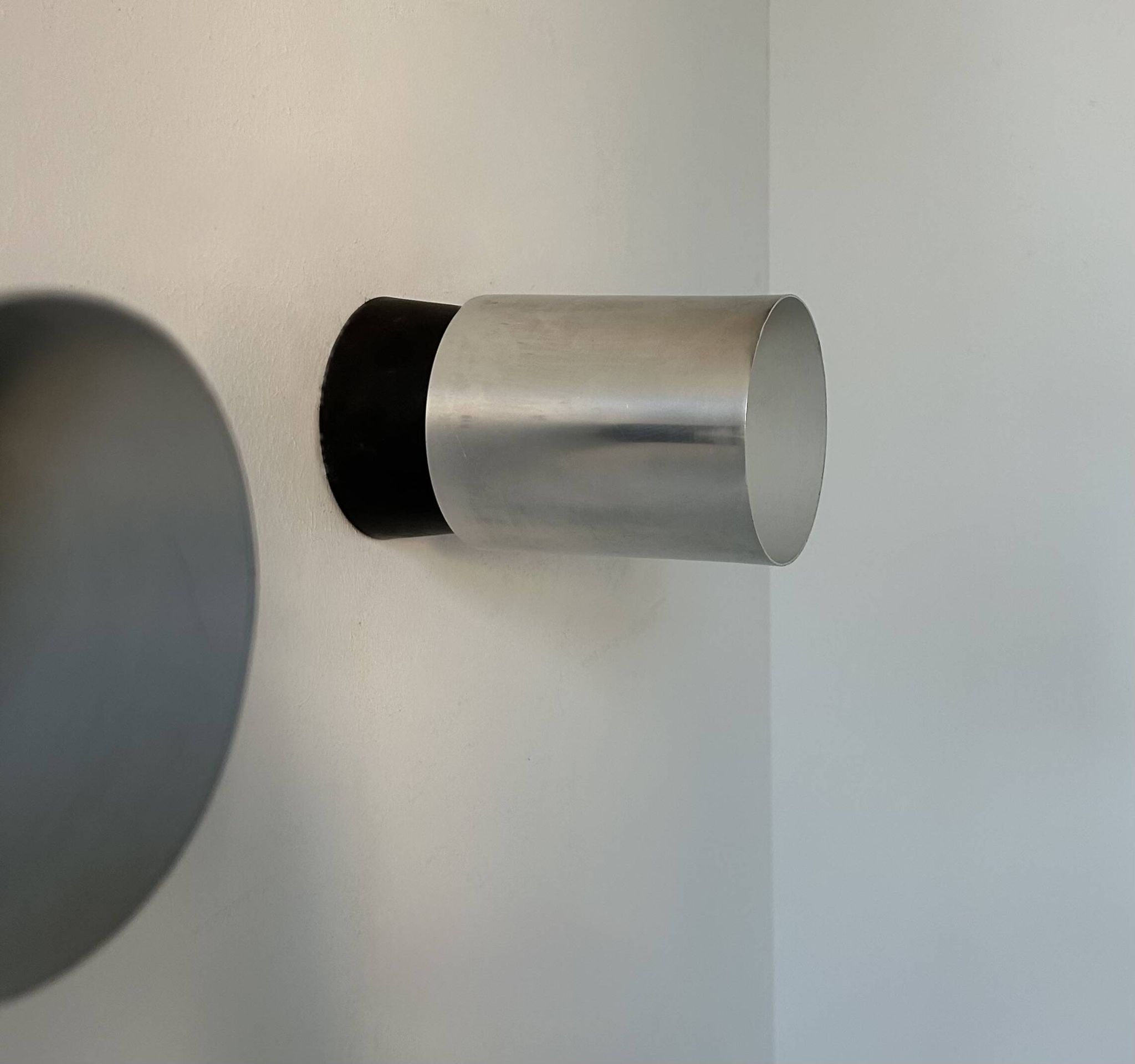 Pair of vintage wall lights, chrome-plated metal and Bakelite, France 1960.