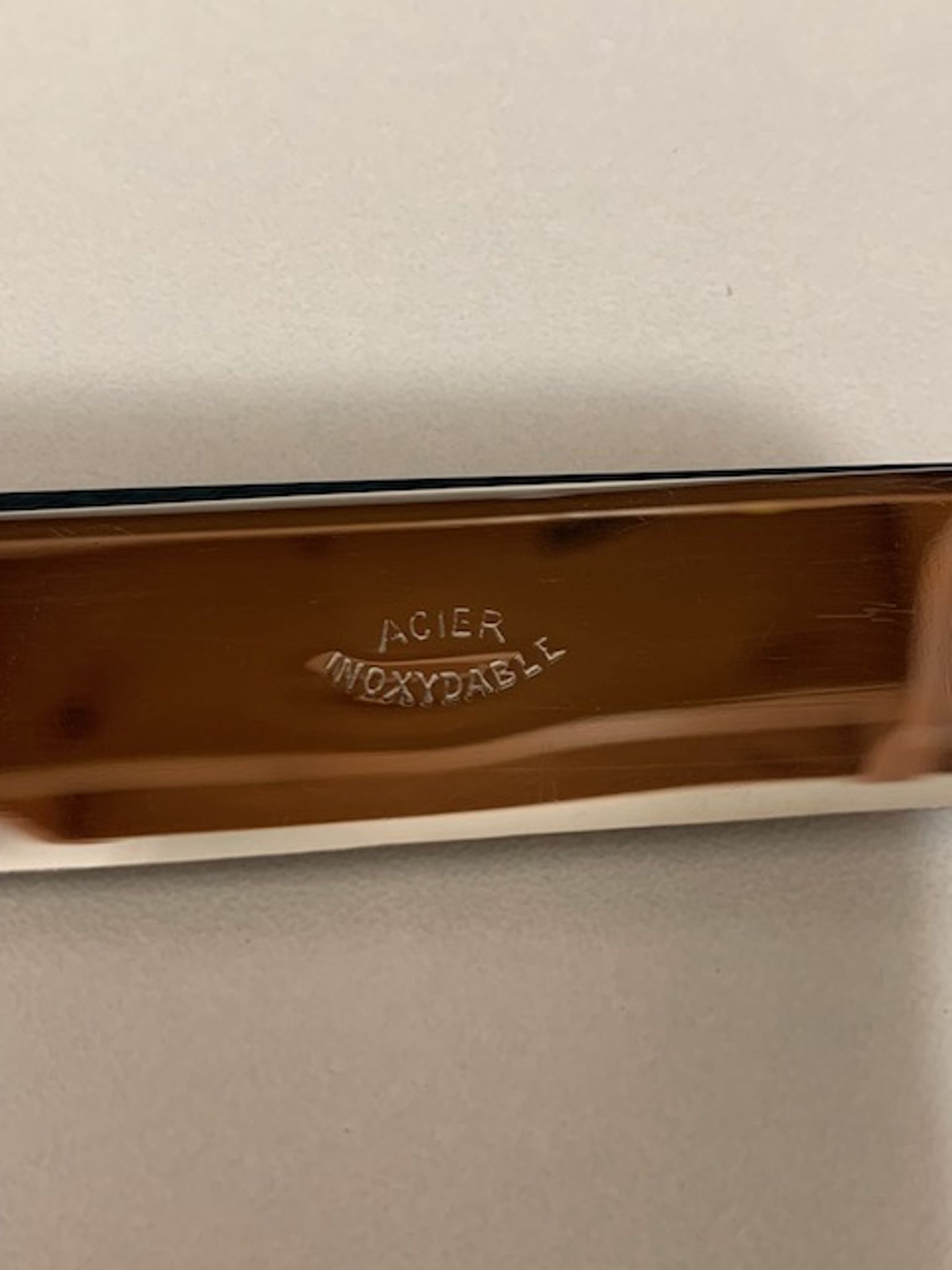 Ménagère de 26 couverts de table en inox et bakélite