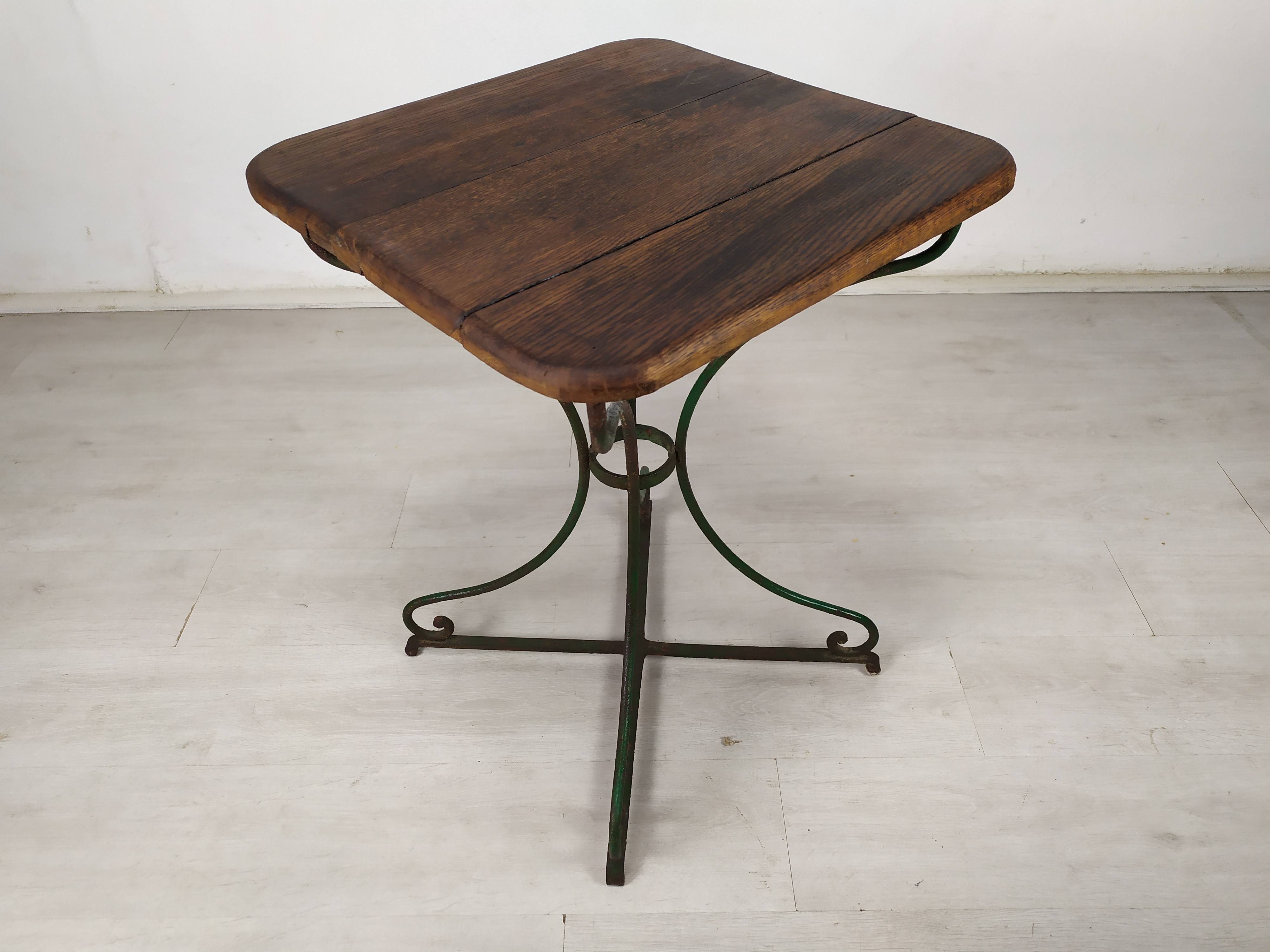 Garden pedestal table metal wood