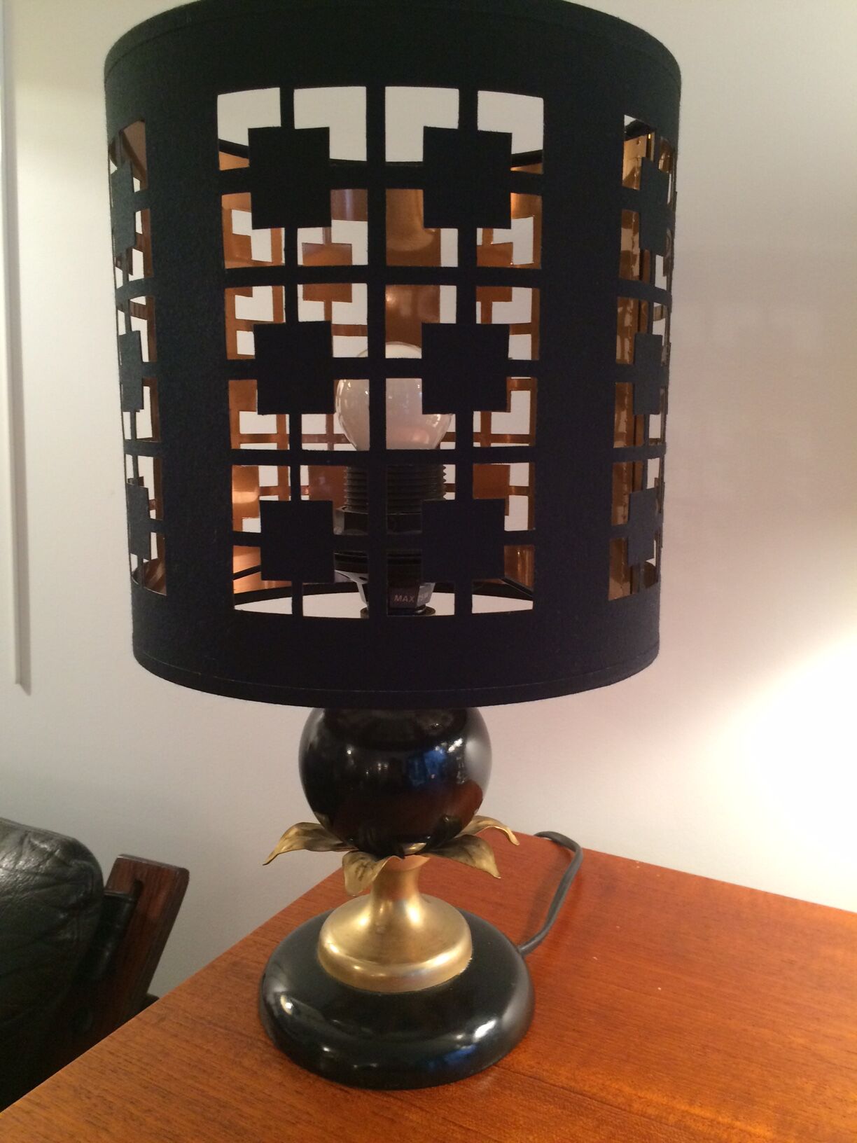 Lamp black and gold leaves decoration