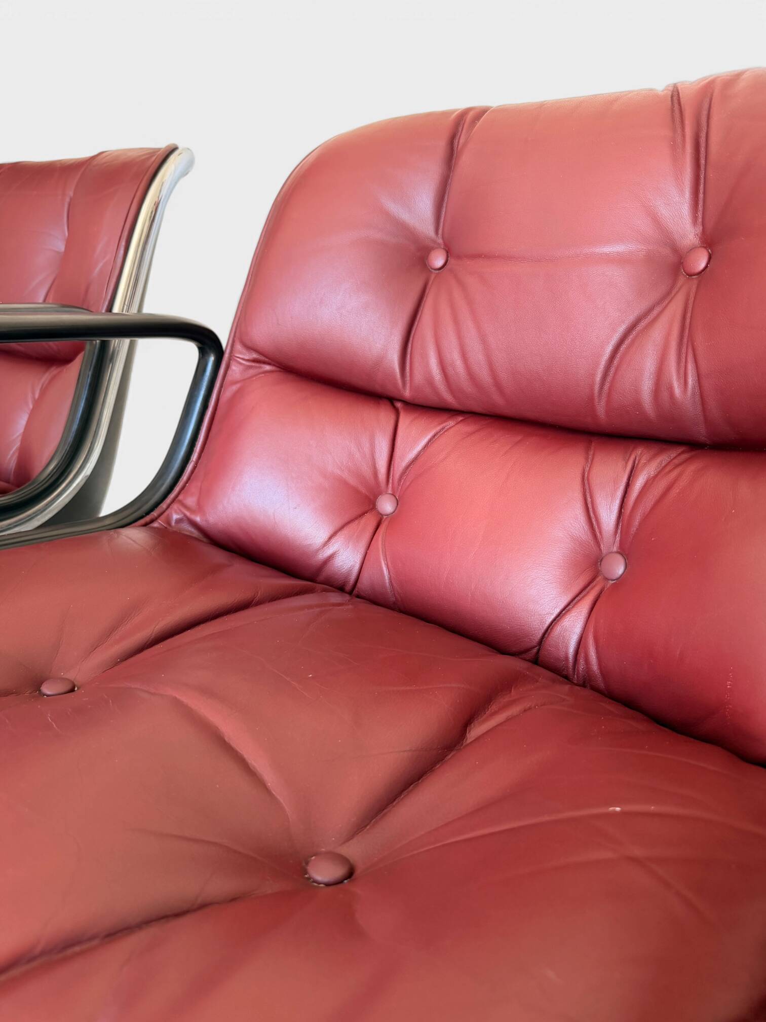 Charles Pollock paire de fauteuils Executive Knoll cuir bordeaux 1970