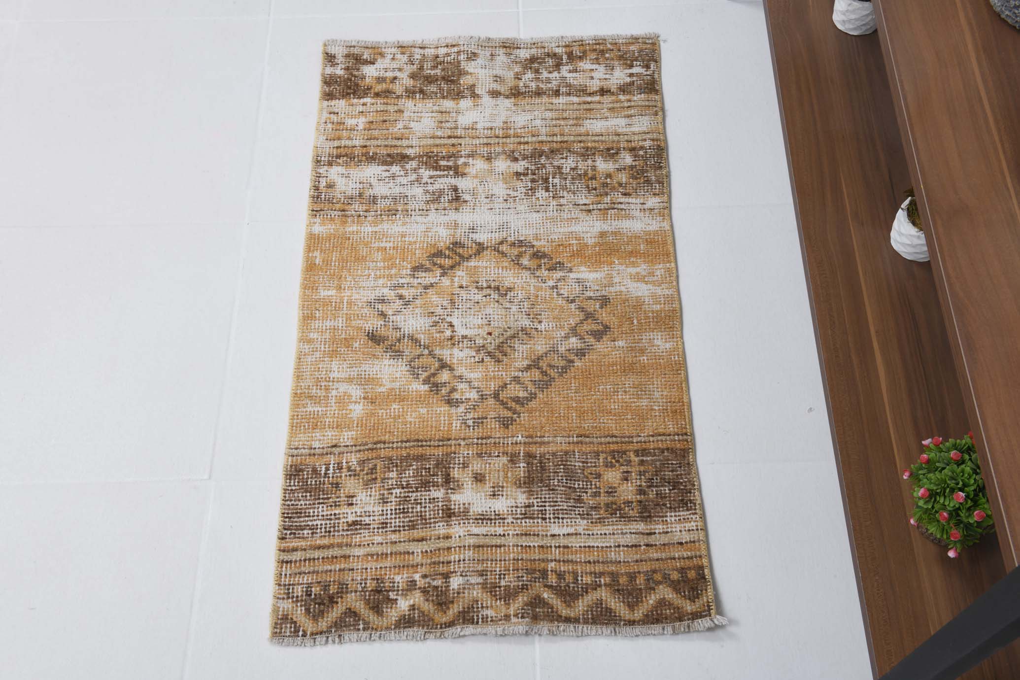 Hand-made wool distressed rug 92x52cm