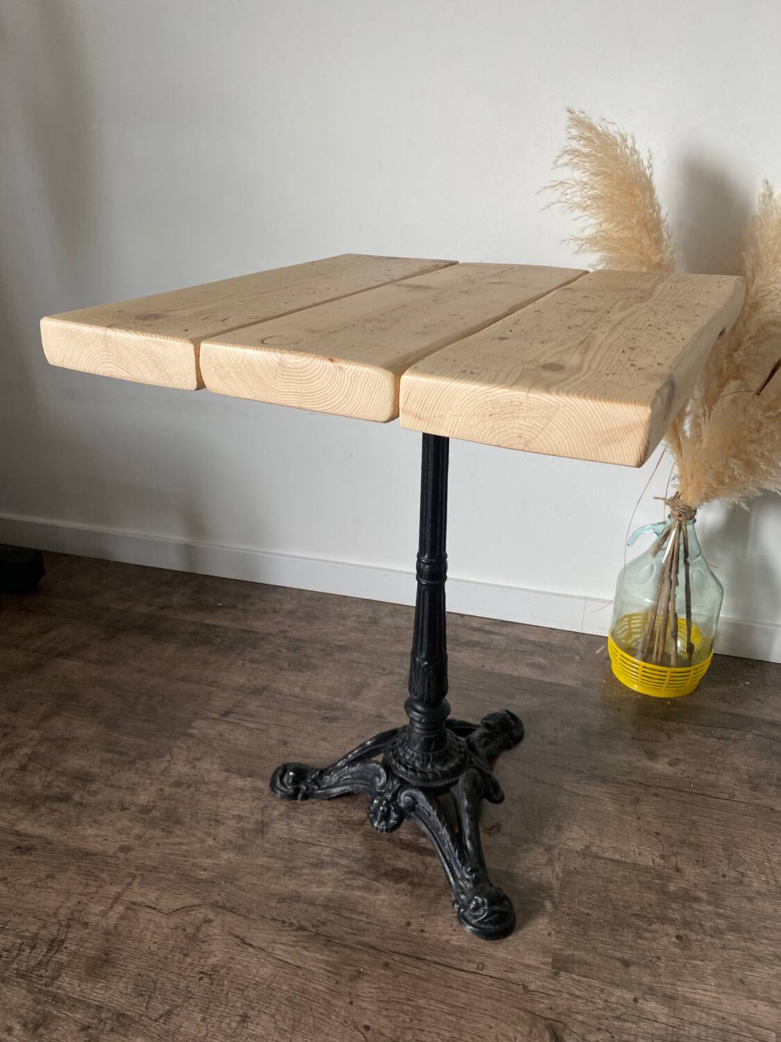 Bistro table with a central cast iron base in industrial style.