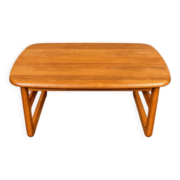 Table basse en teck des années 1960-1970, table d'appoint par Silkeborg, fabriquée au Danemark.