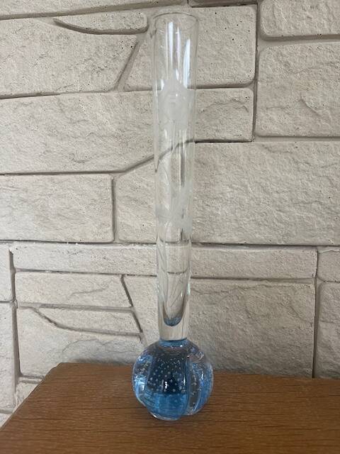 Old soliflore vase in bubbled glass and engraved with flowers and foliage