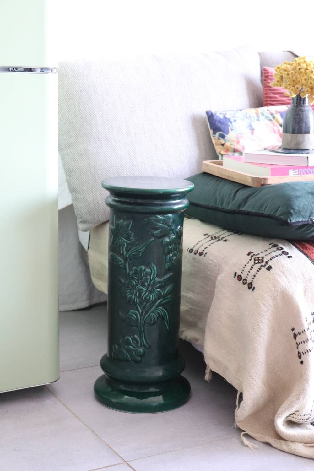 Pedestal column in green ceramic with flower and fruit decoration