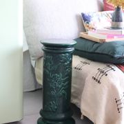 Pedestal column in green ceramic with flower and fruit decoration