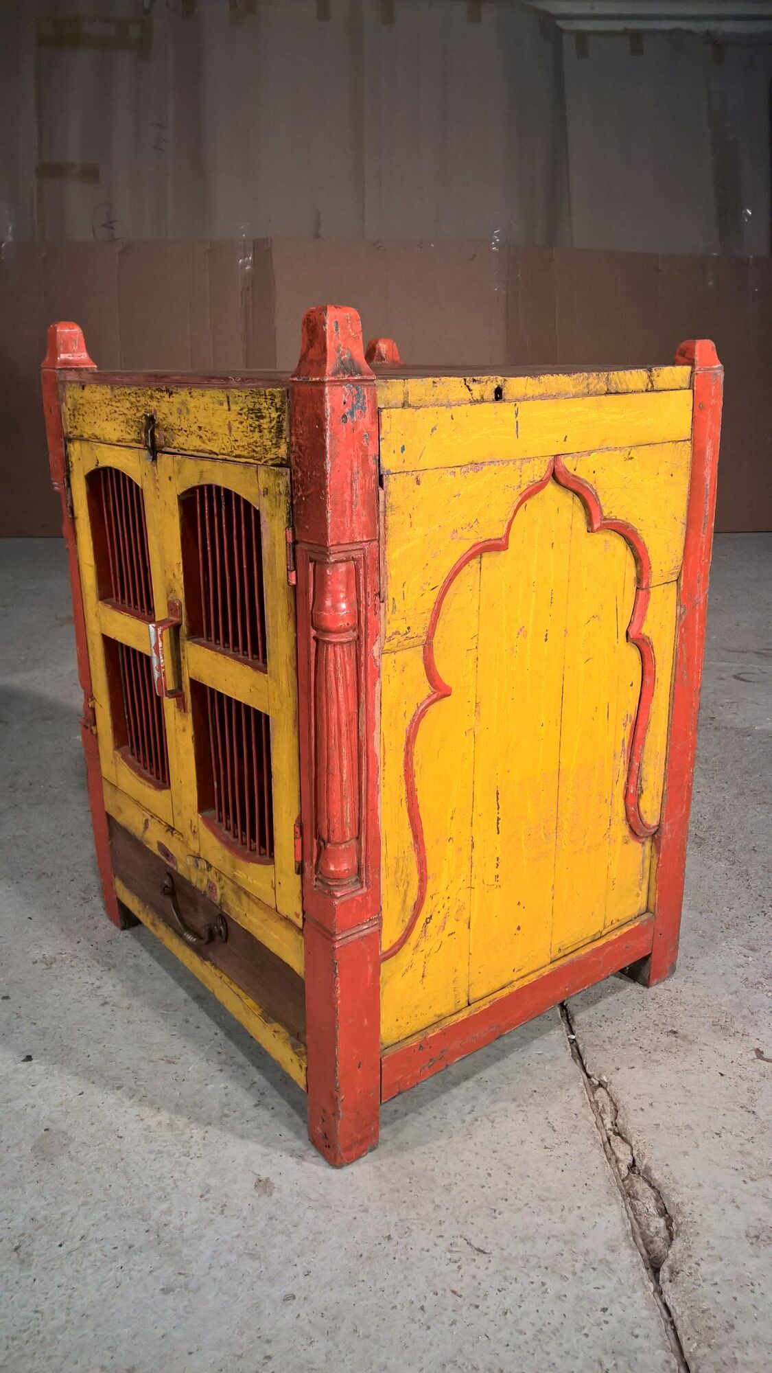 Ancient temple in Burmese teak with 2 doors openwork forged iron and its yellow and Red original patina