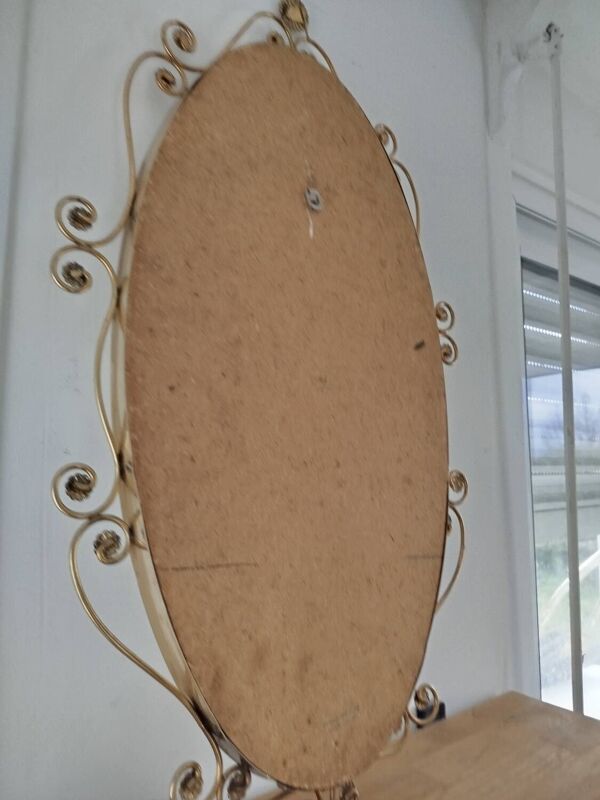Miroir ovale en laiton doré et de cor floral, Années 1950