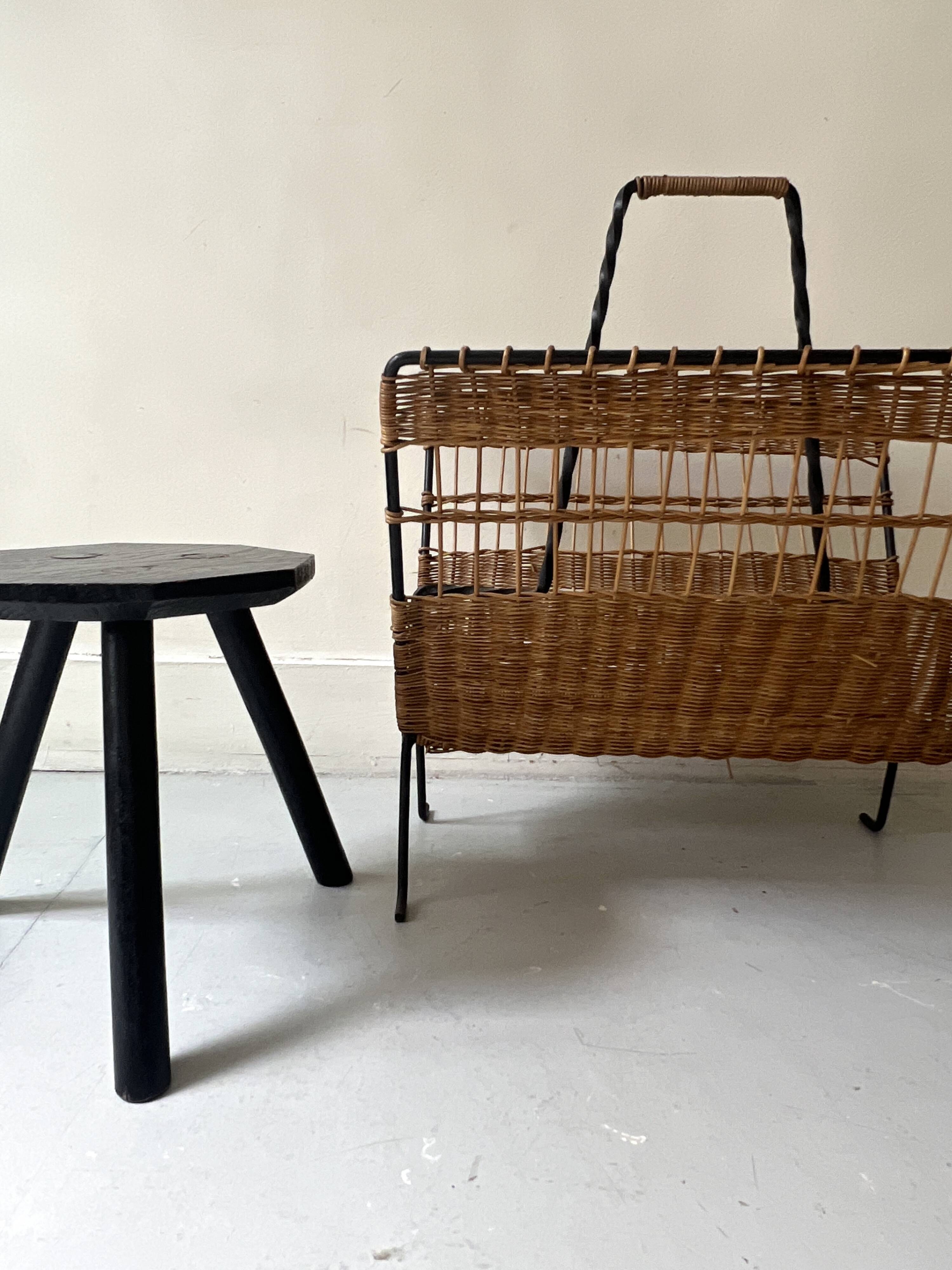 Porte revue en fer forgé noir et rotin dlg Raoul Guys, 1950