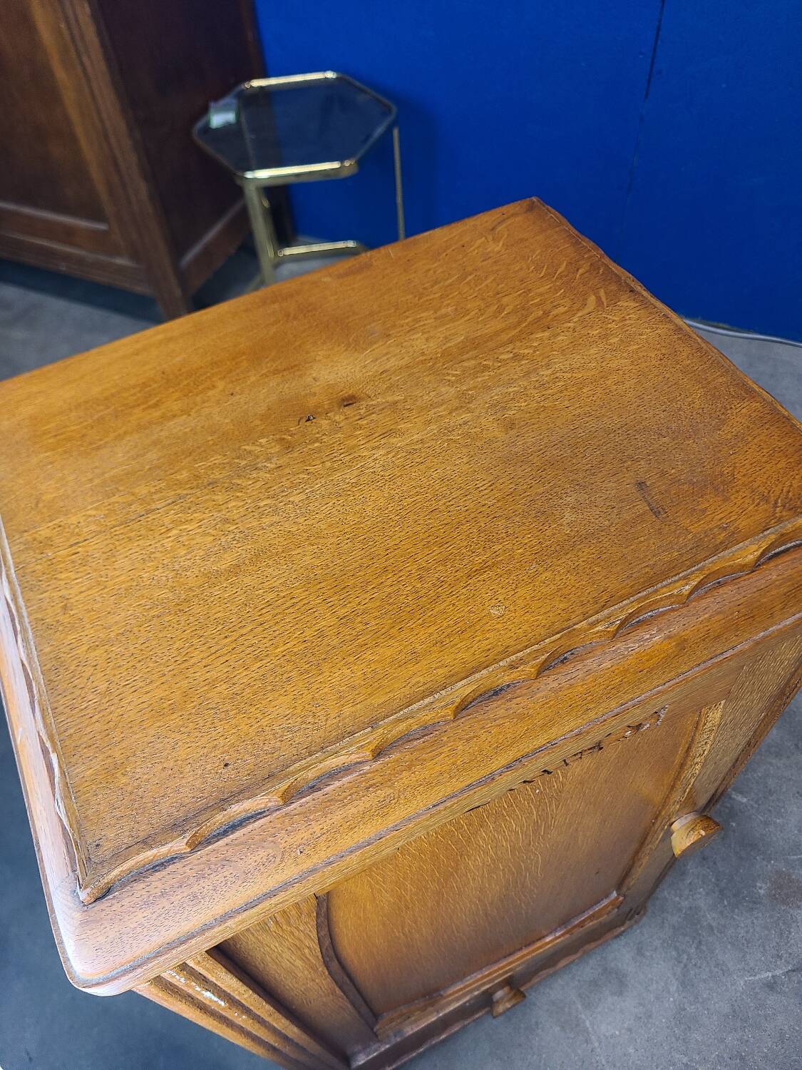 Art Deco serving trolley, cupboard on wheels in light wood.