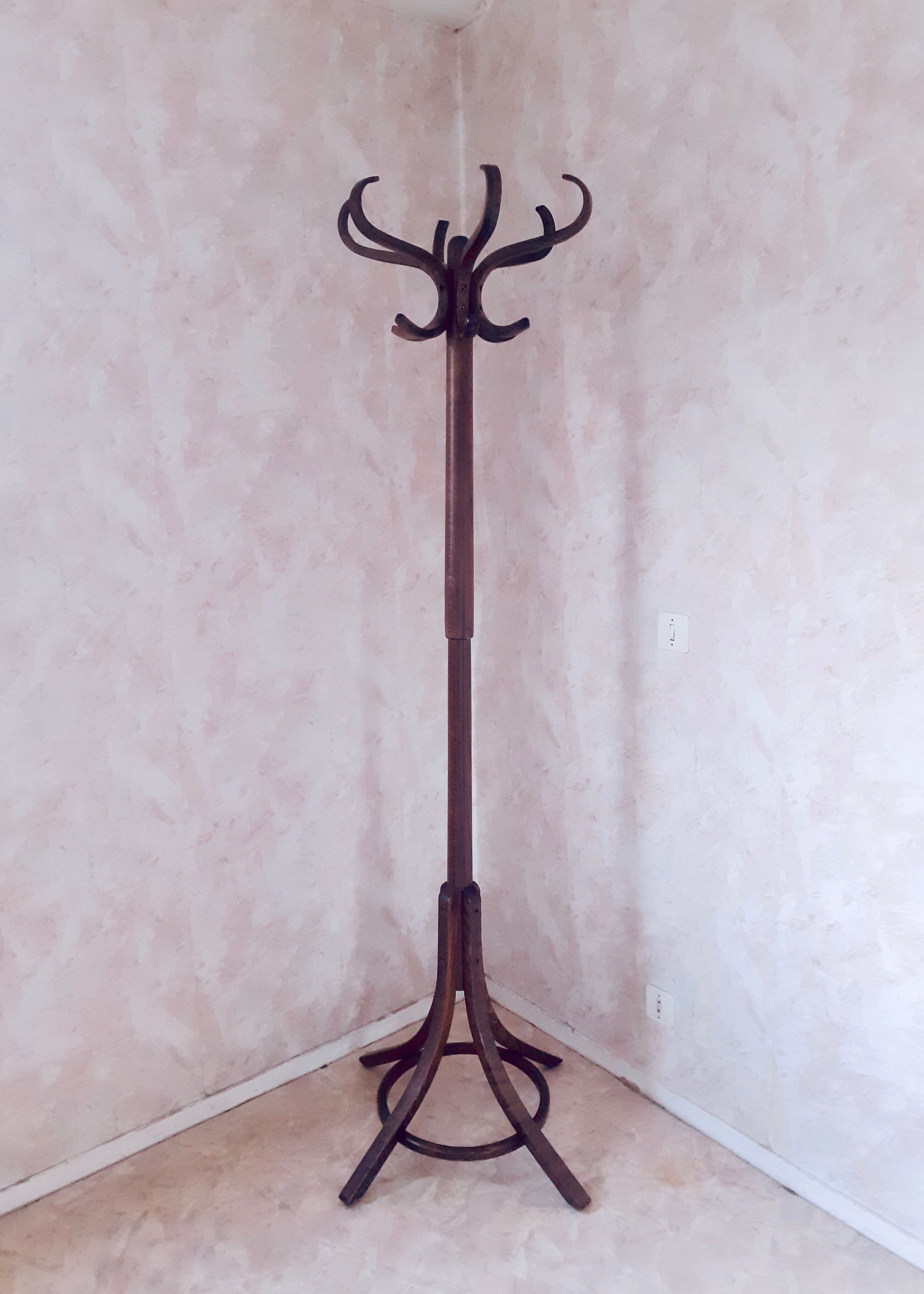 Baumann parrot coat rack